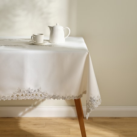 Obrus Adelaida2 130x174 cm z wzorem kwiatowym