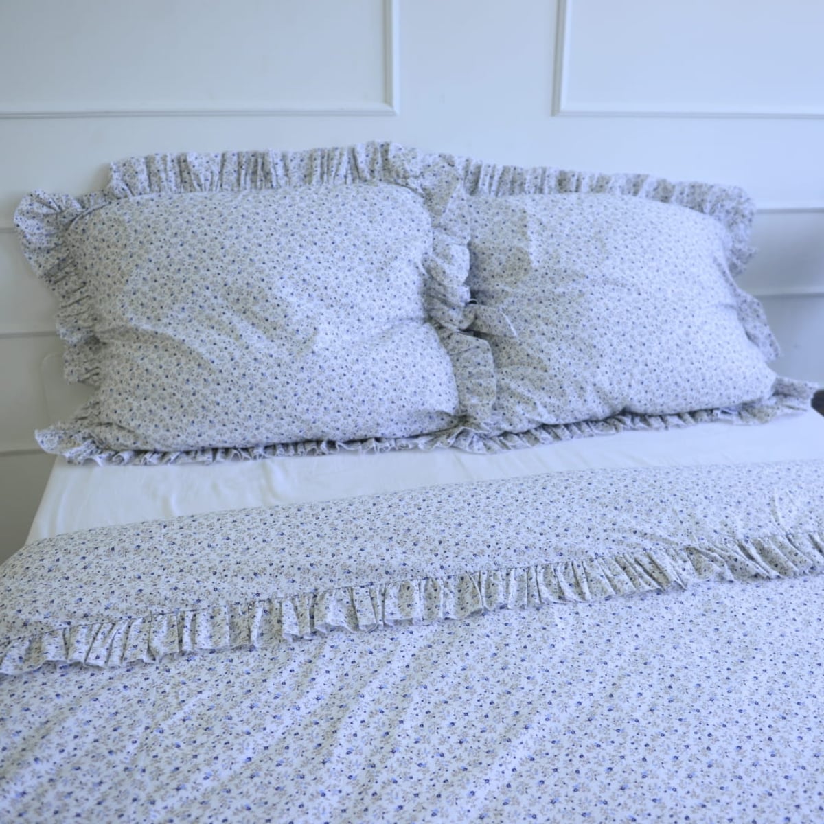 Pościel bawełniana z falbanką niezapominajki 160x200 + 2x50x60