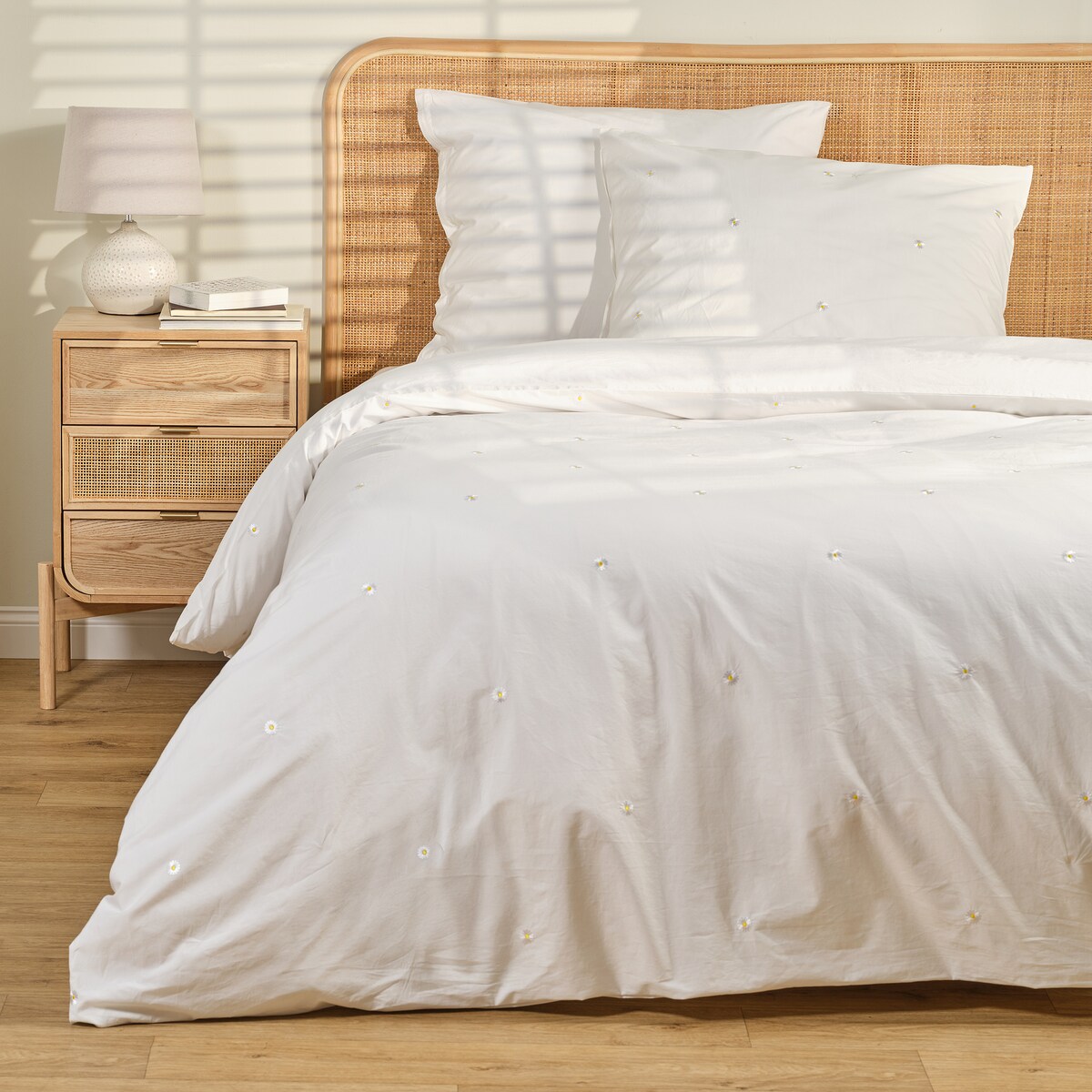 Pościel z perkalu z haftem Margotka 160x200 cm z motywem kwiatowym