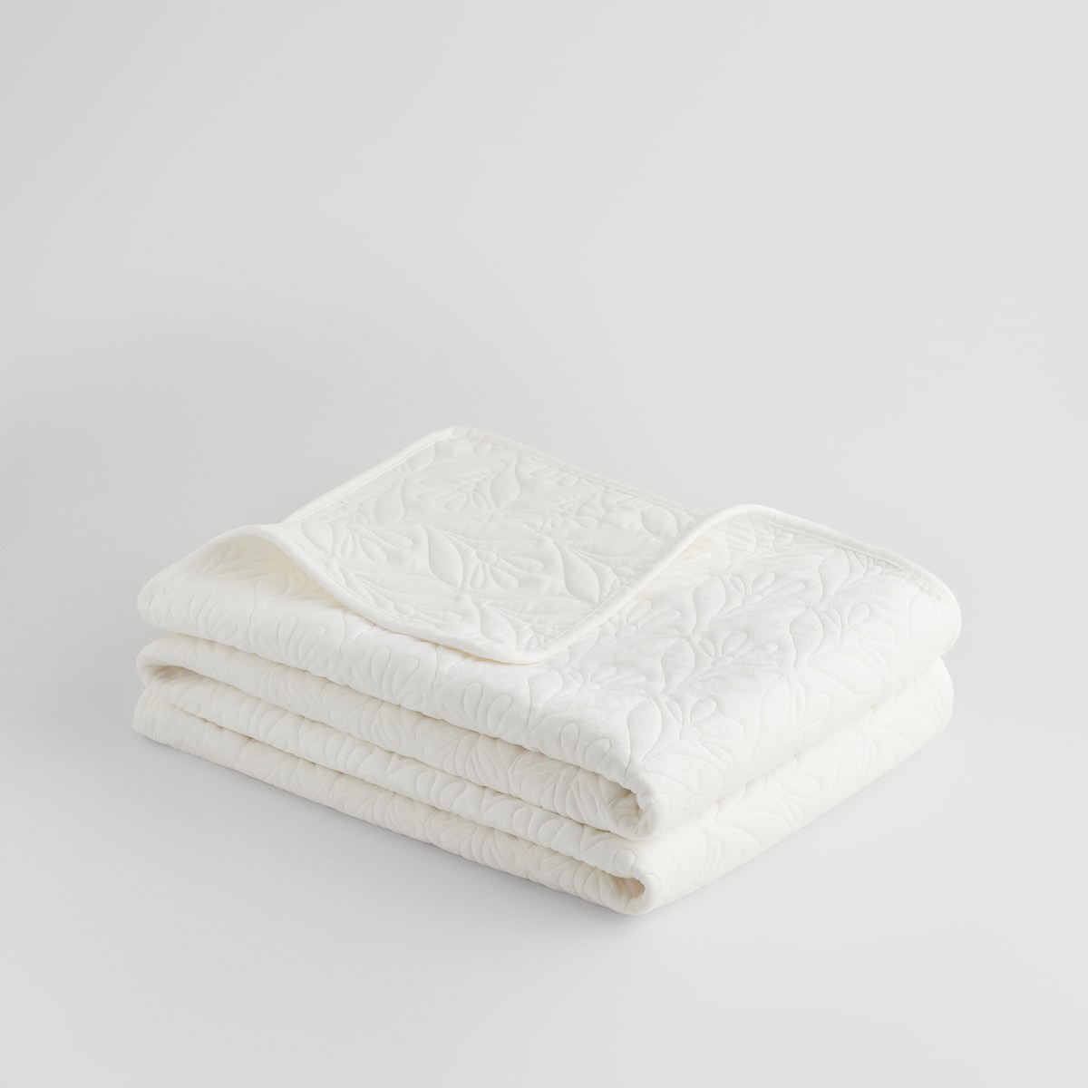 Jednokolorowa narzuta na łóżko z przeszywanym wzorem arabeski Velutio 200x220 cm