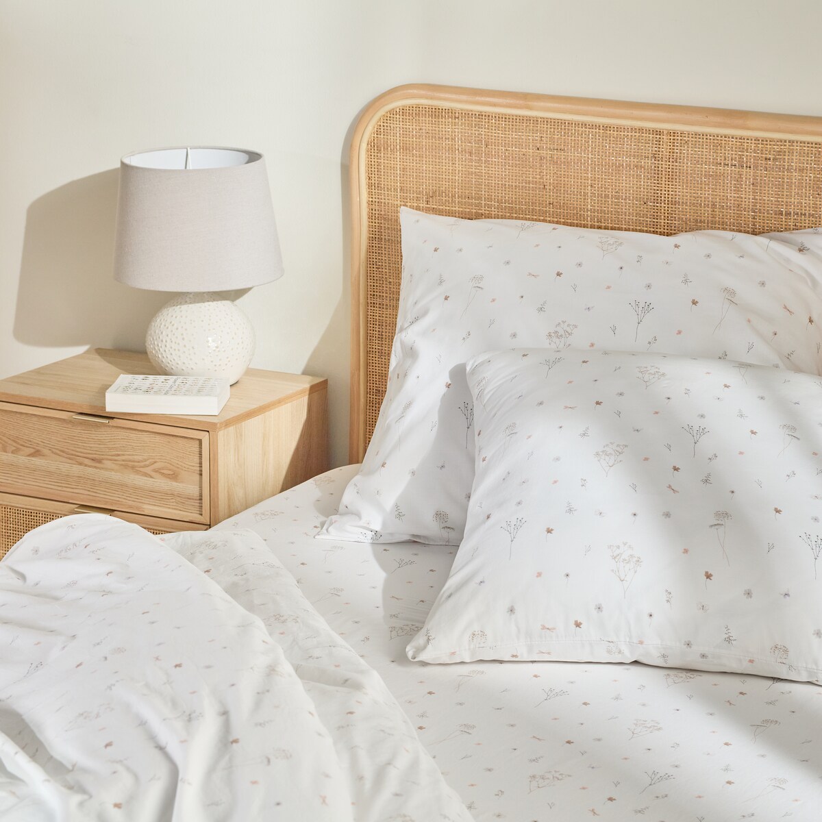 Prześcieradło bawełniane z gumką Dorana 180x200 cm z motywem kwiatowym