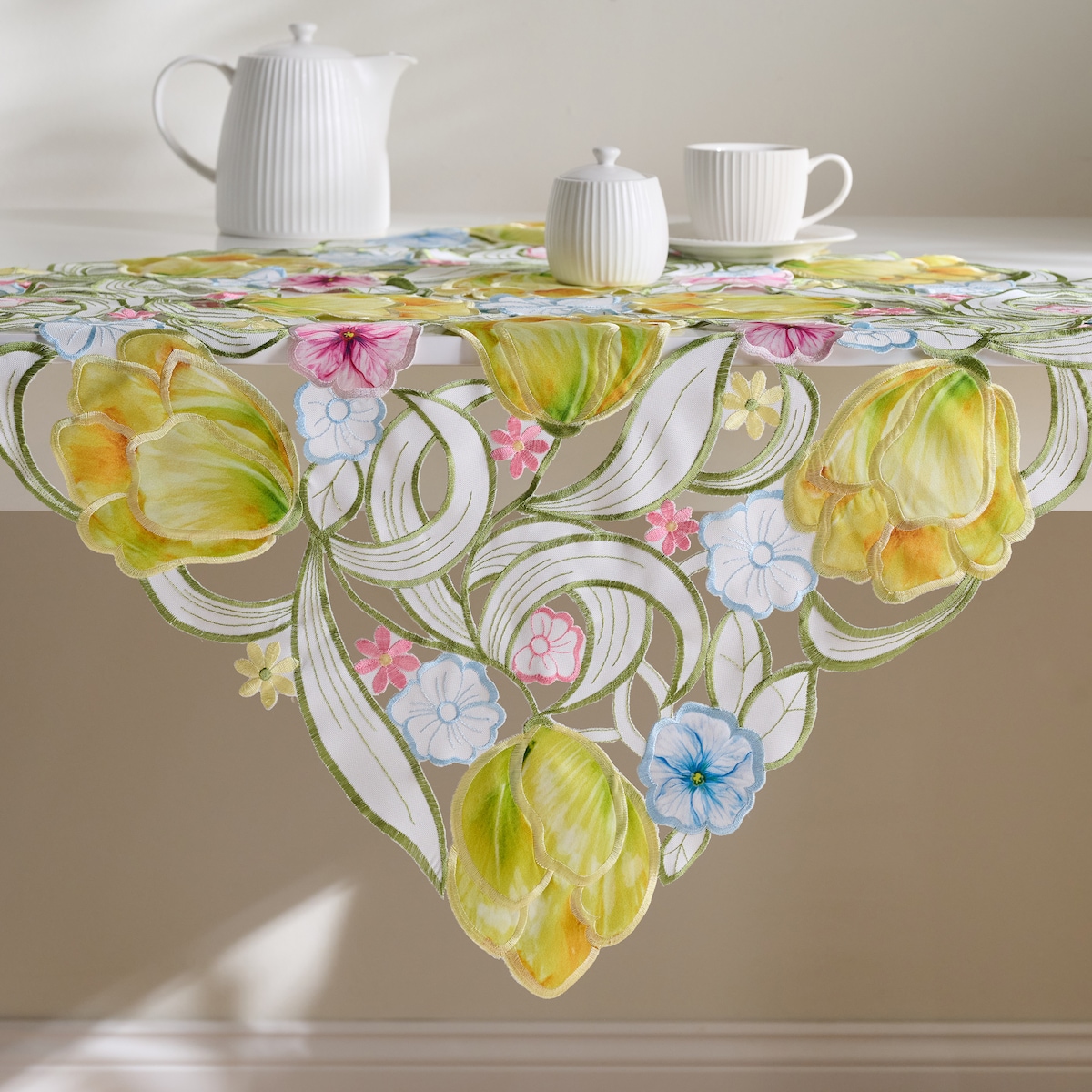 Serweta Haftowana Floresse 80x80 cm z motywem kwiatowym