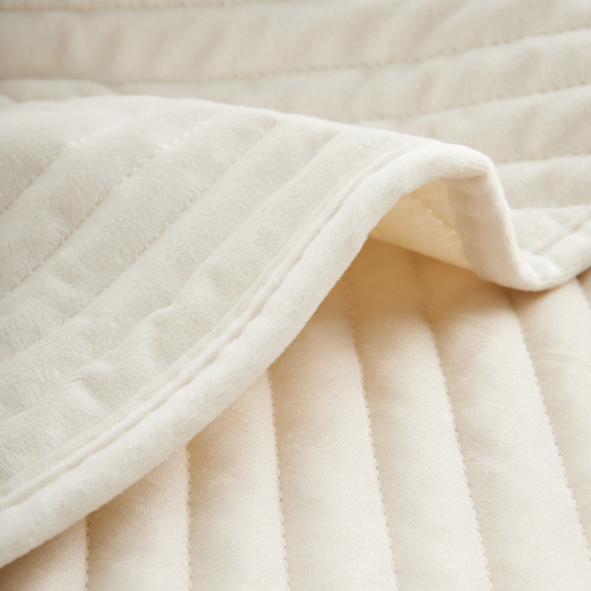 Jednokolorowa narzuta na łóżko Minister 200x220 cm z motywem geometrycznym