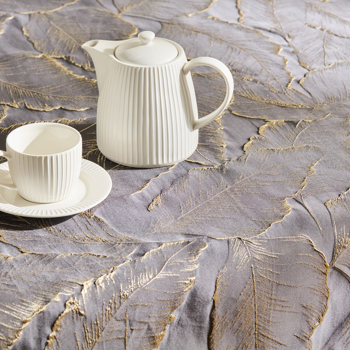 Obrus Żakardowy Fernaso 130x180 cm z motywem liściastym