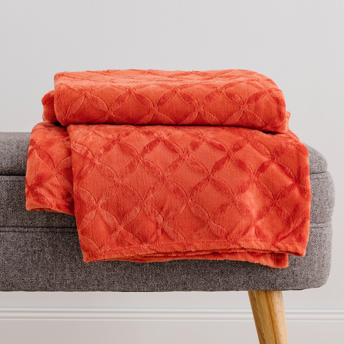 Jednokolorowy koc z wytłoczonym wzorem Tiles 150x200 cm