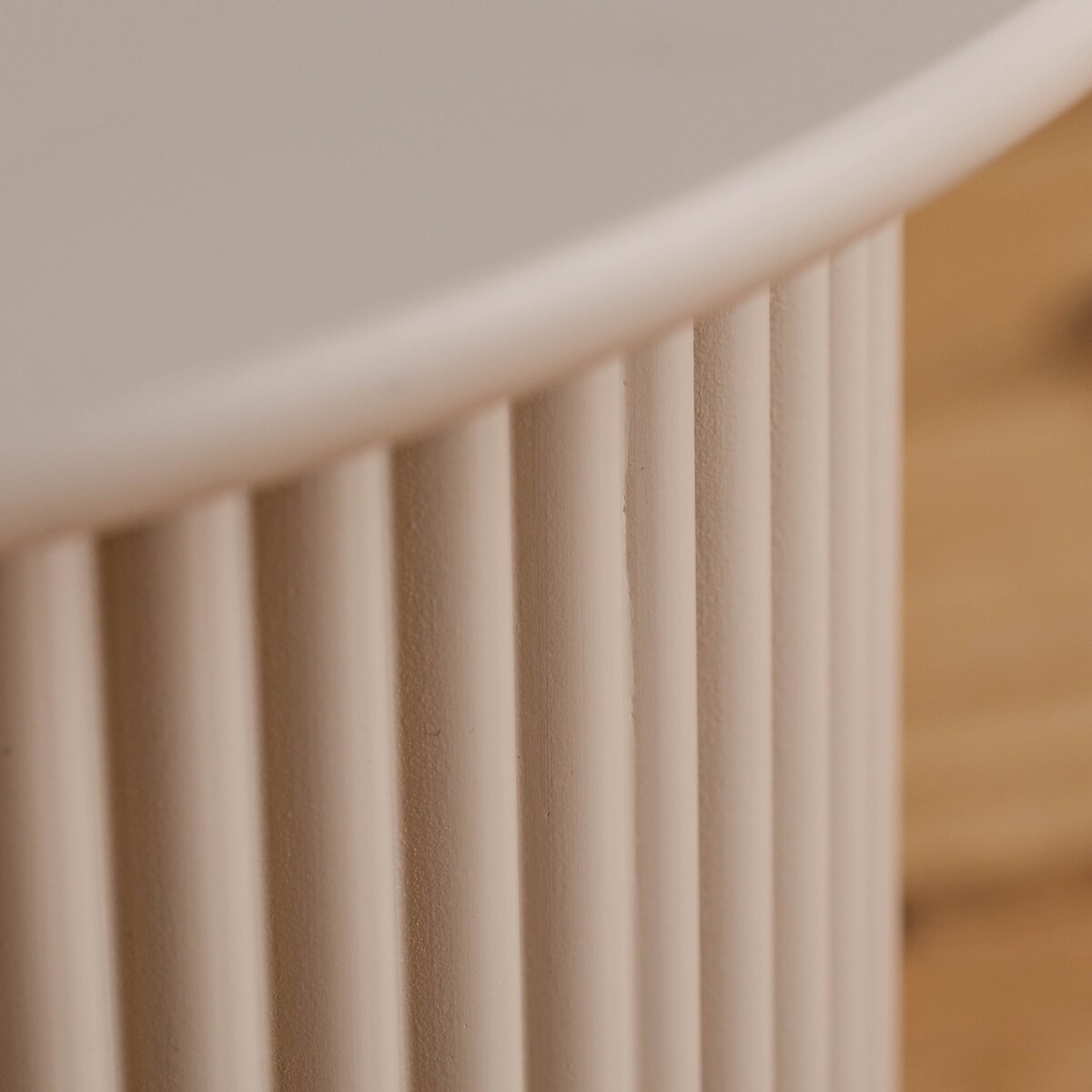 Okrągly ryflowany stolik riffle big