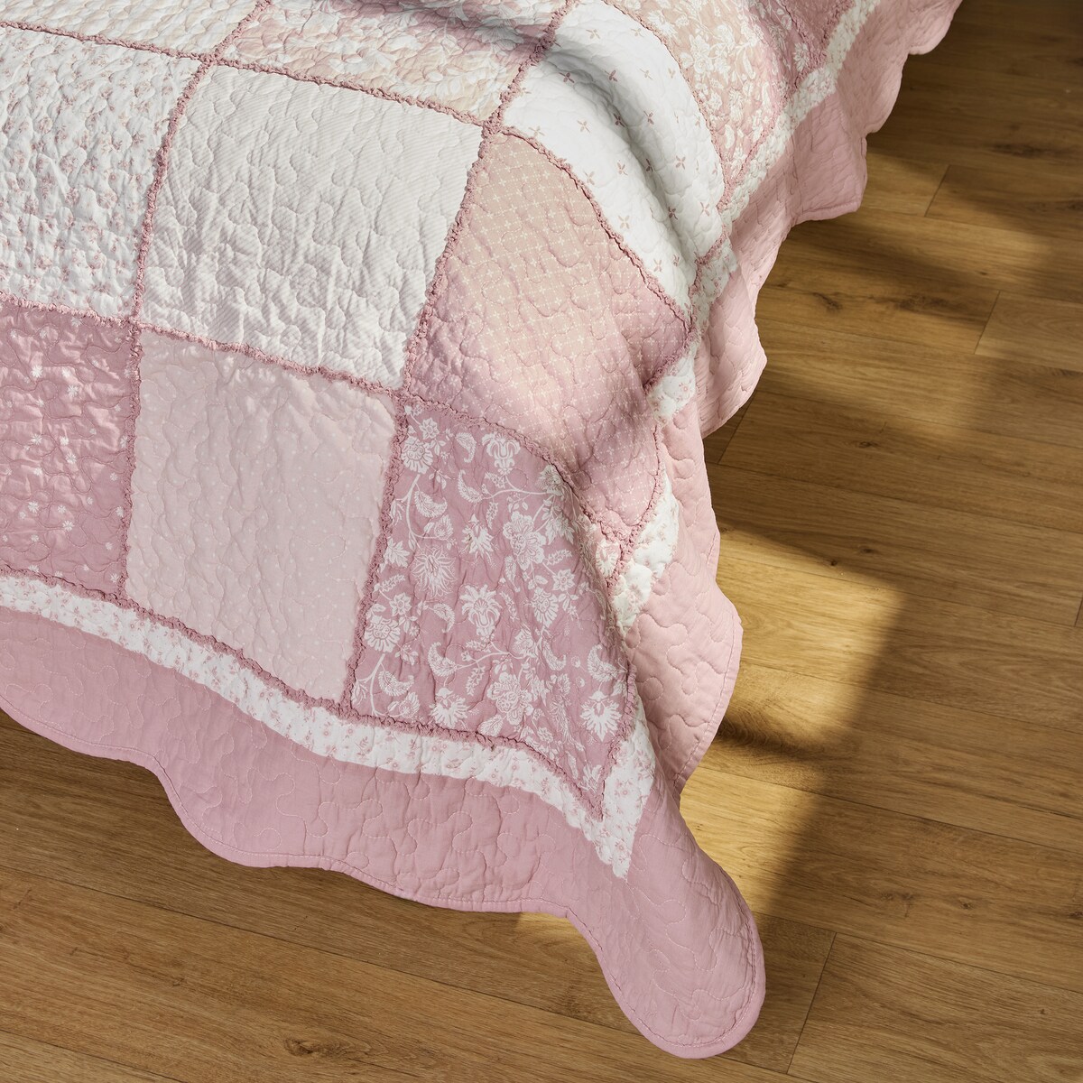 Patchwork narzuta na łóżko Cottage 200x220 cm z motywem kwiatowym