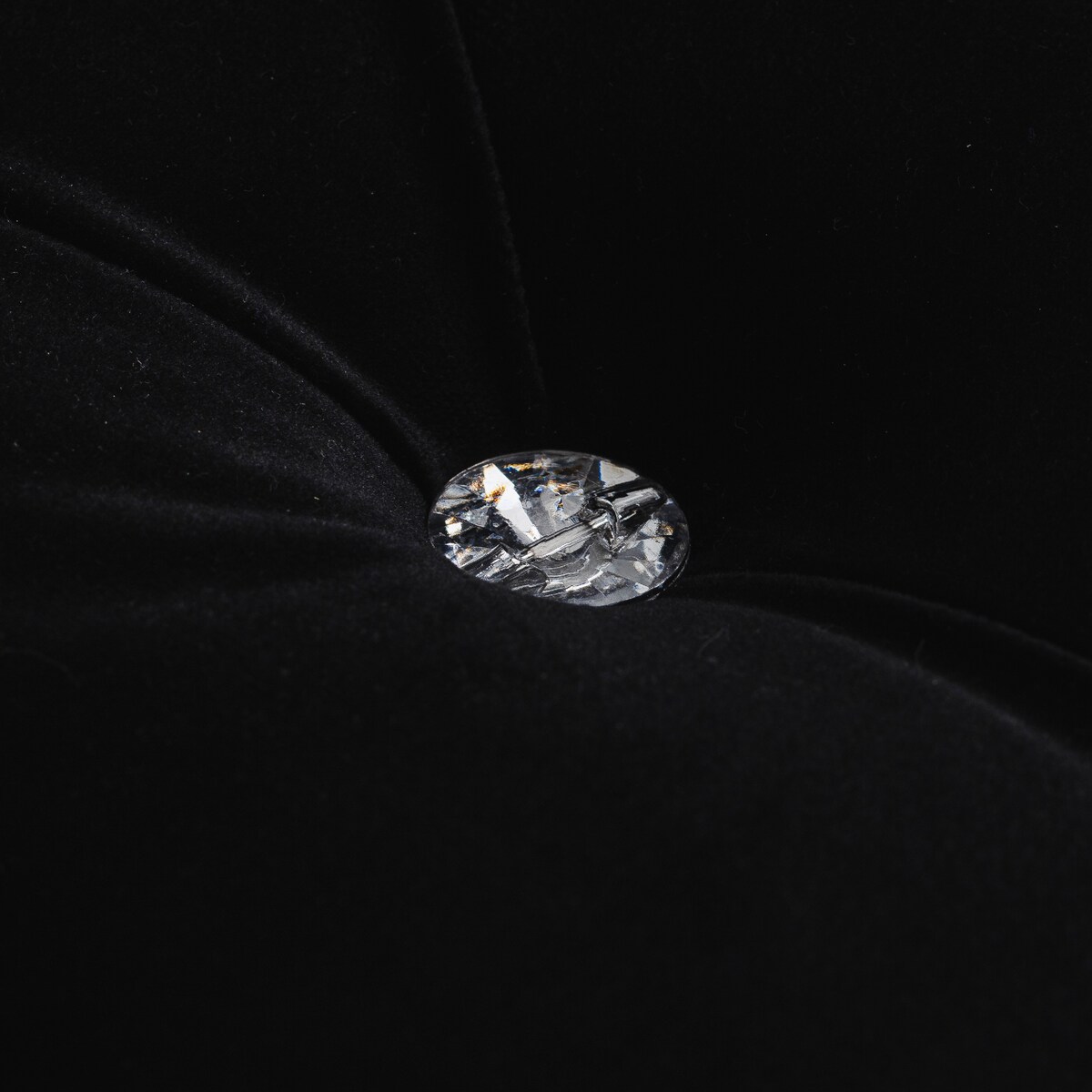 Welurowe krzesło w stylu glamour wykończone cyrkoniami brittani