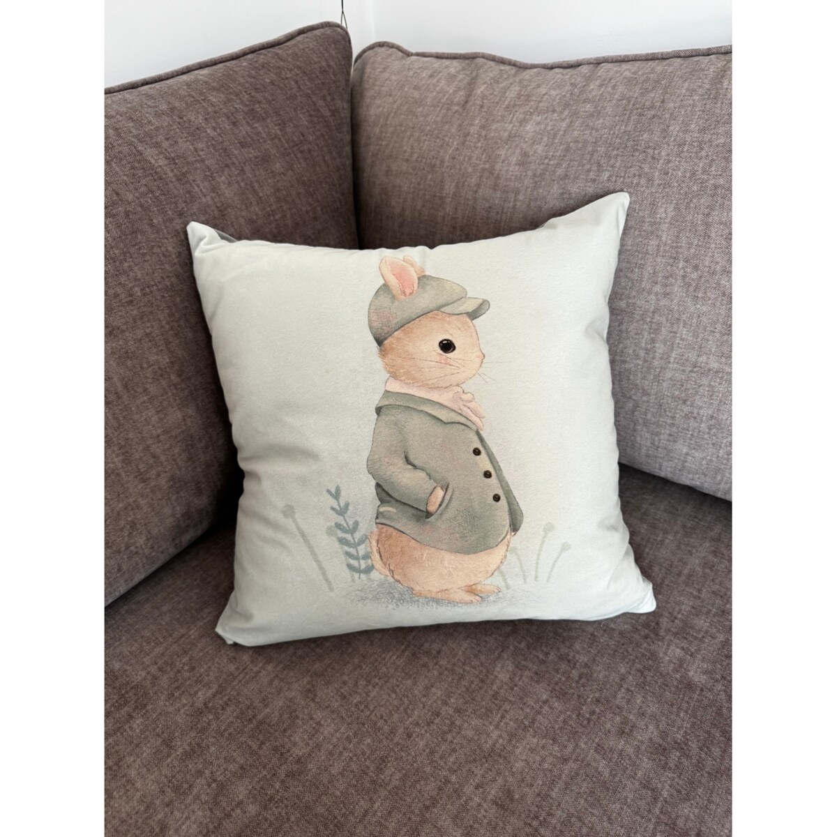 Dekoracyjna poszewka Wielkanocna z weluru Zajączek w kaszkiecie