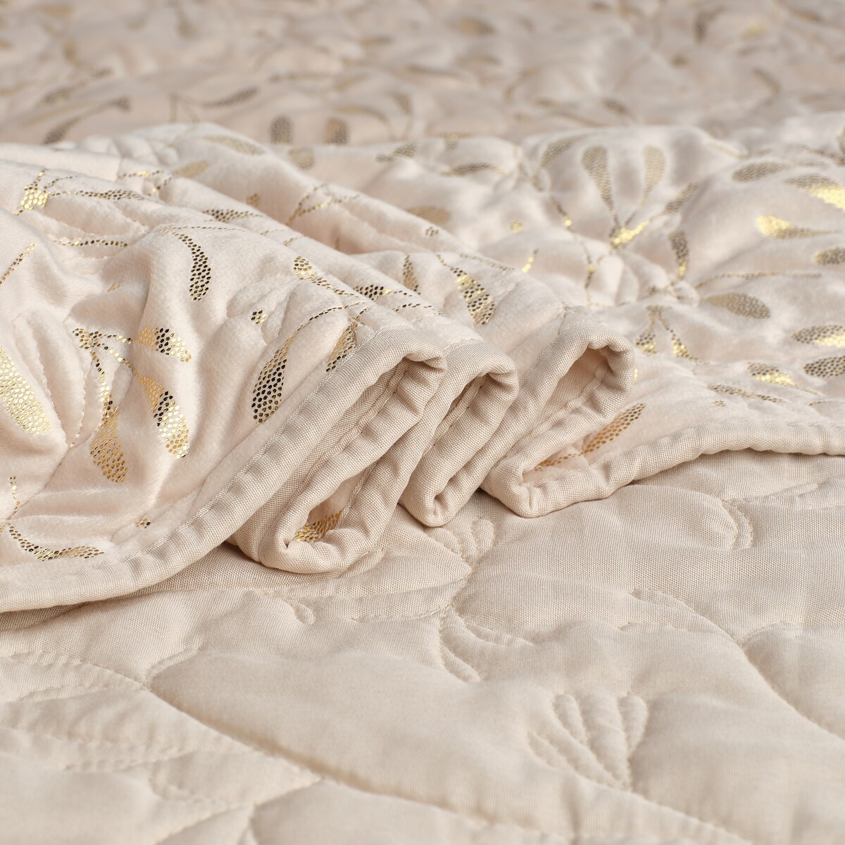 Wzorzysta narzuta na łóżko Mistelo 200x220 cm z motywem arabeski i liści