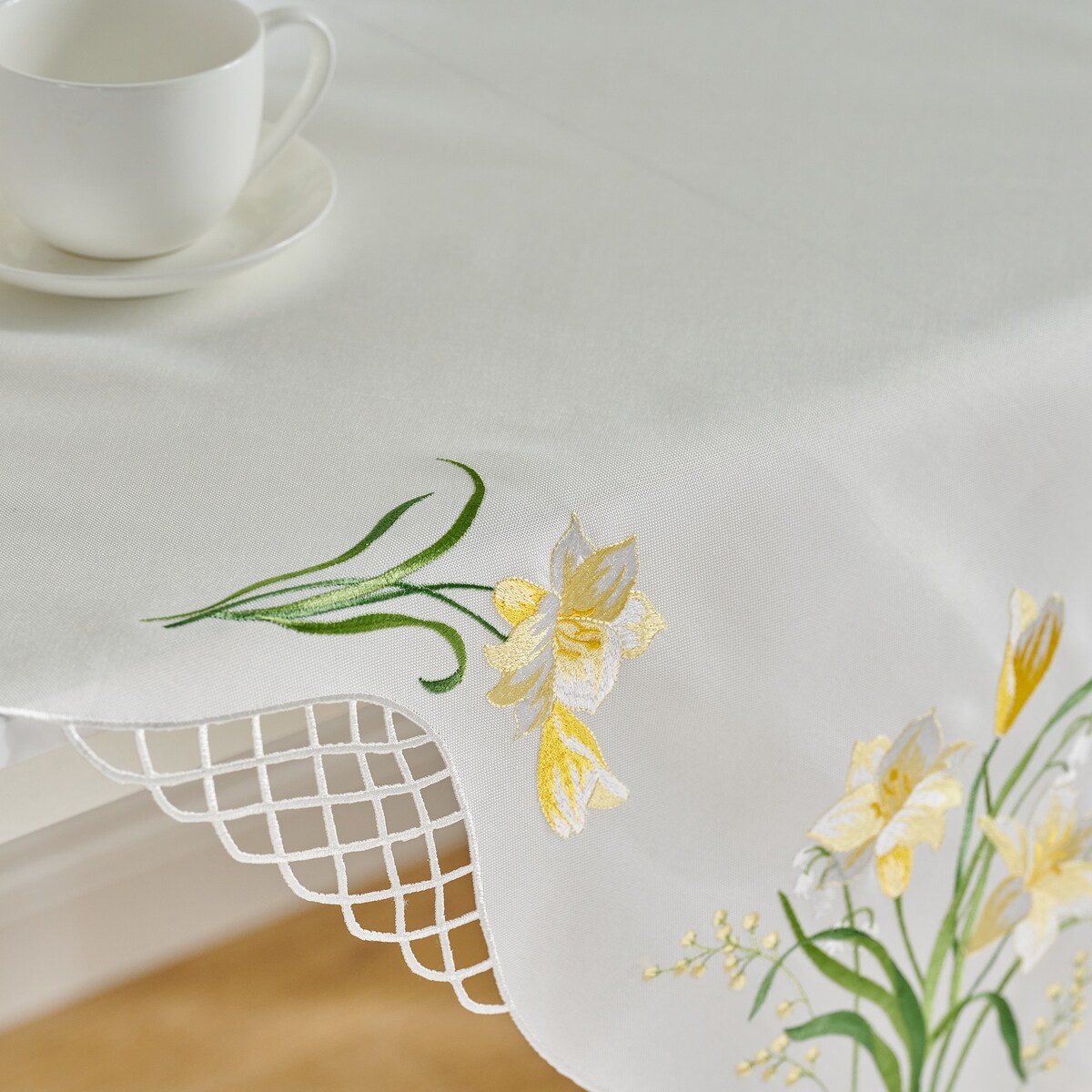Serweta Haftowana Dafodil 80x80 cm z motywem kwiatowym