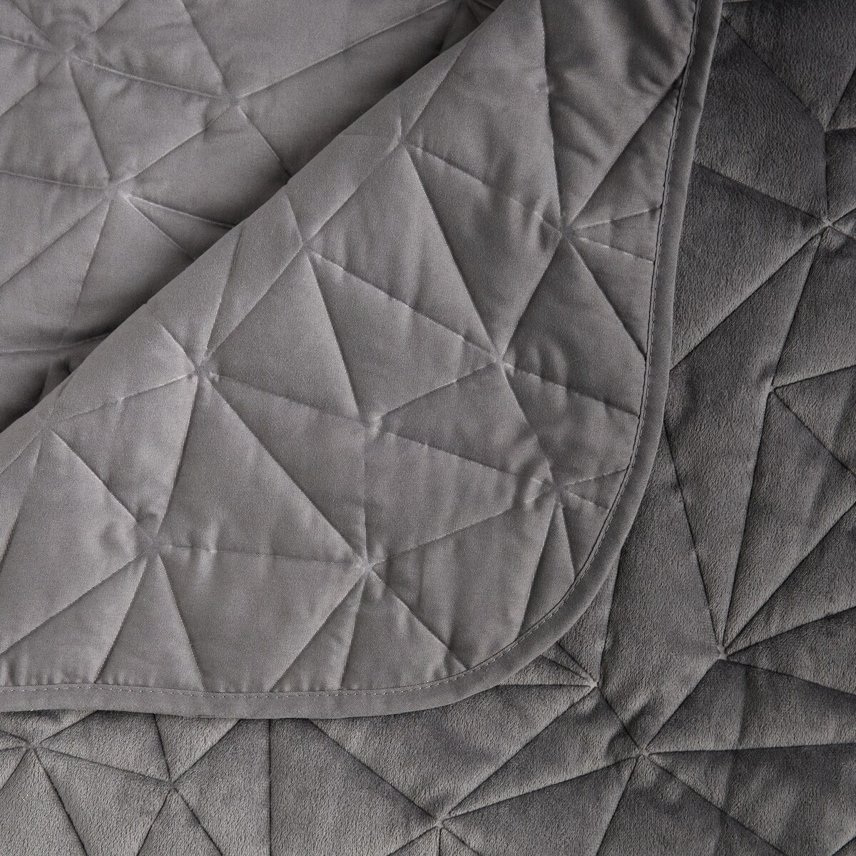 Narzuta Trianga 200x220 cm z motywem geometrycznym