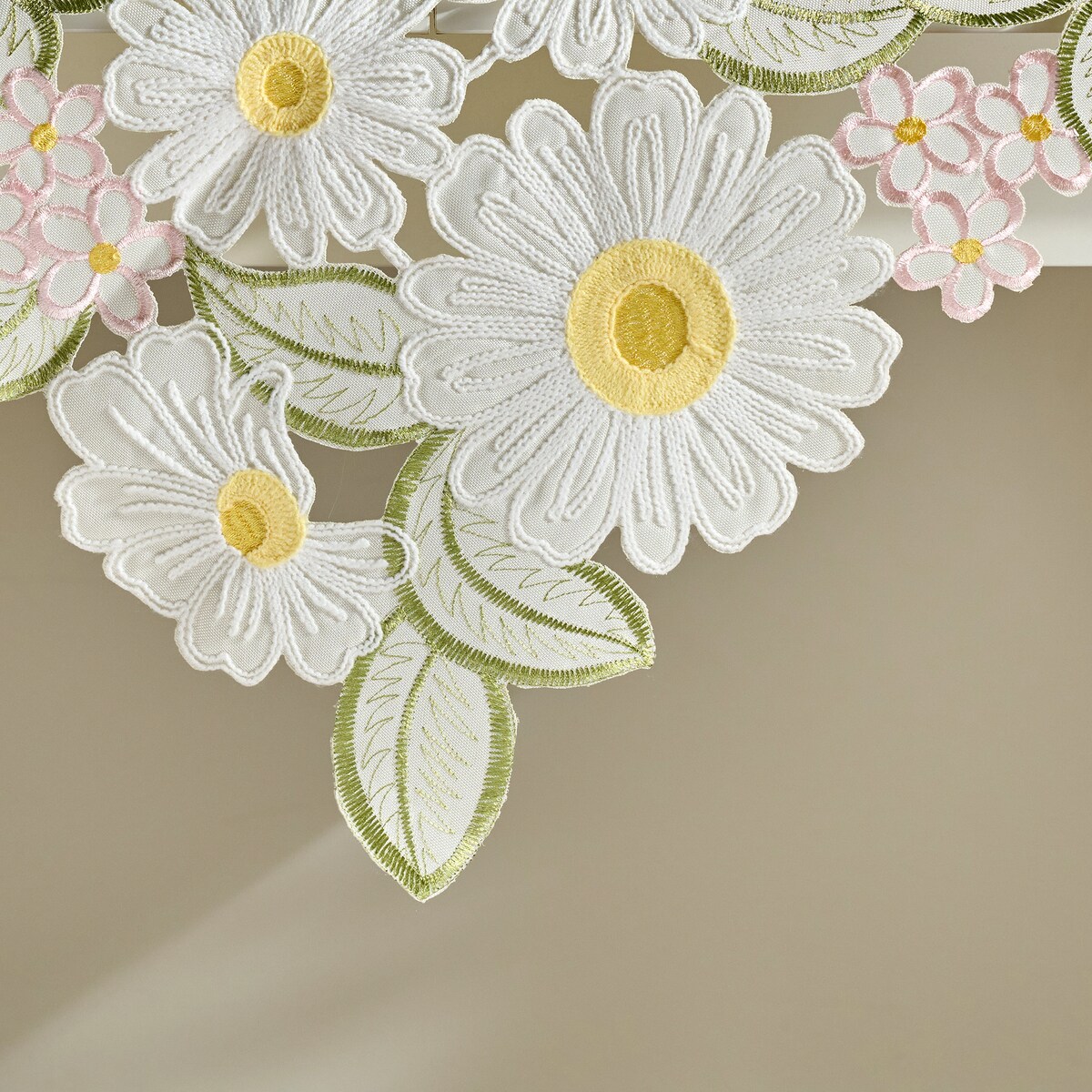 Serweta Haftowana Feris 80x80 cm z motywem kwiatowym