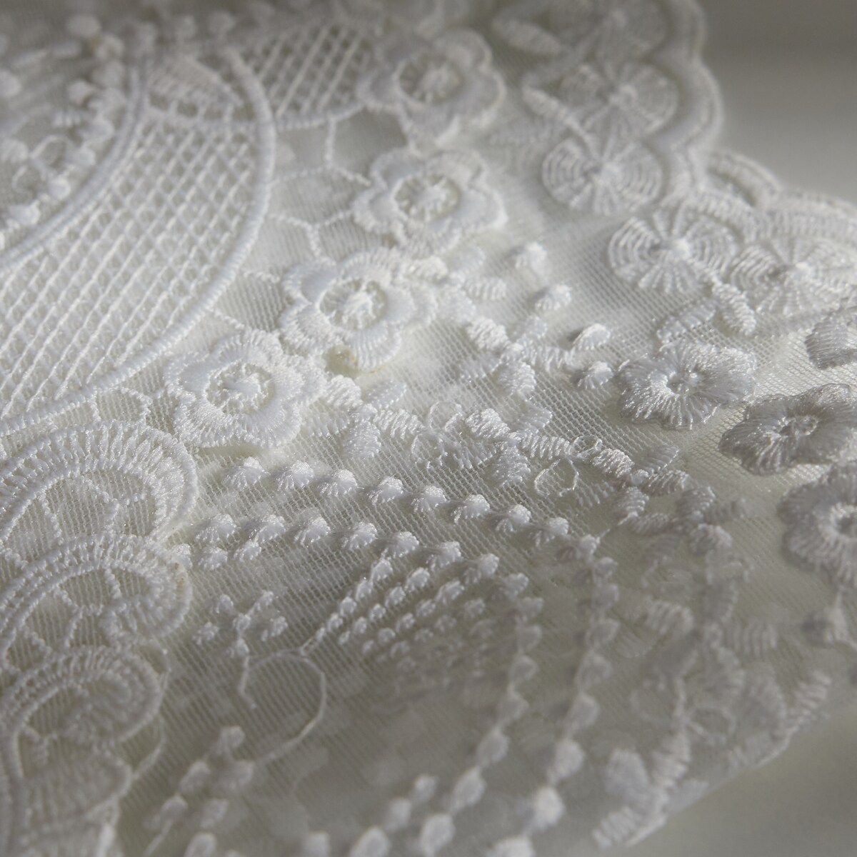 Bieżnik koronkowy Lirio 35x180 cm z motywem kwiatowym