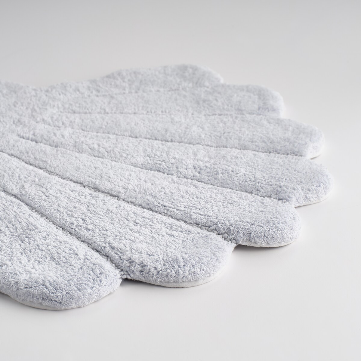 Dywanik łazienkowy Shelly 60x70 cm z motywem morskim