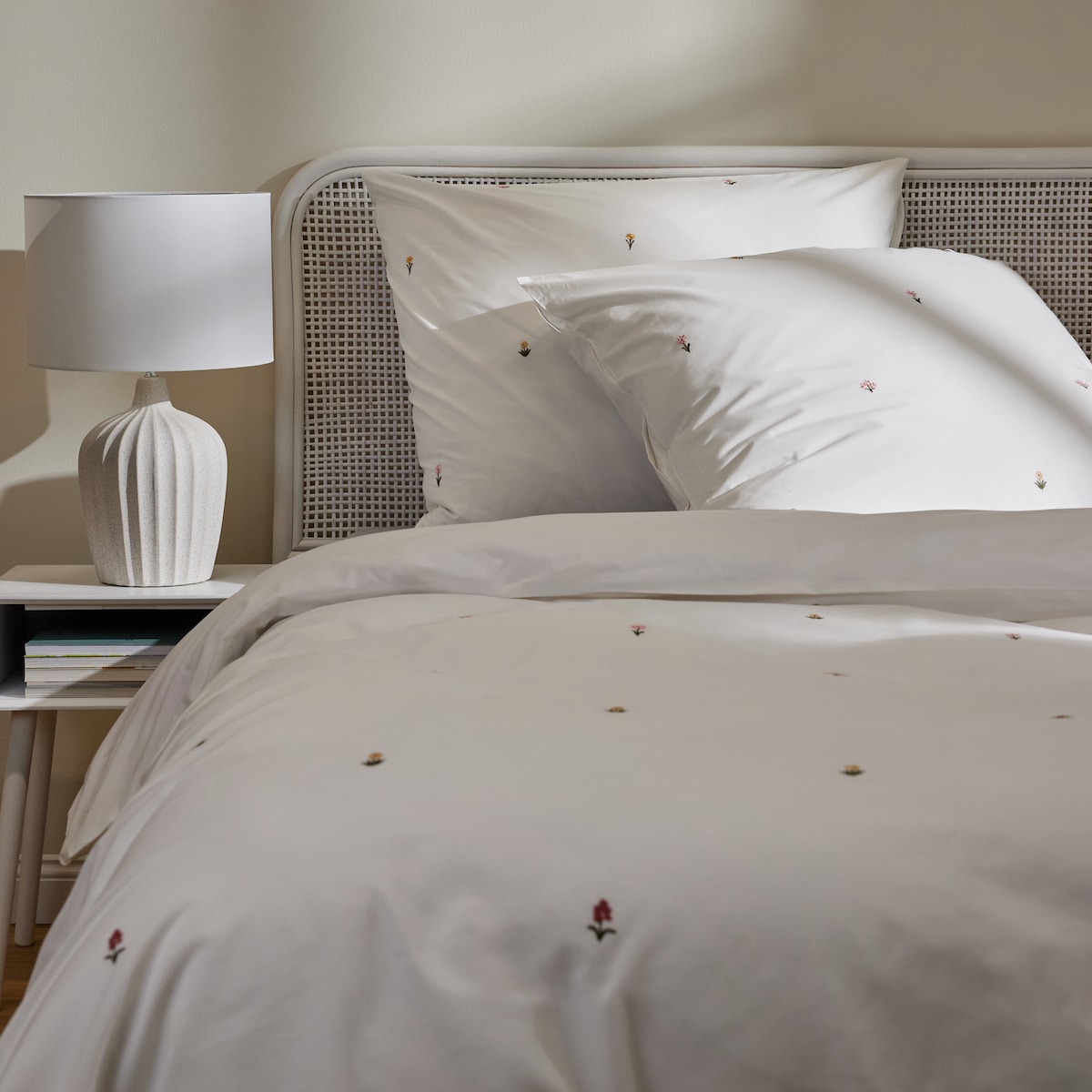 Pościel z perkalu z haftem Hiacinthio 200x220 cm z motywem kwiatowym