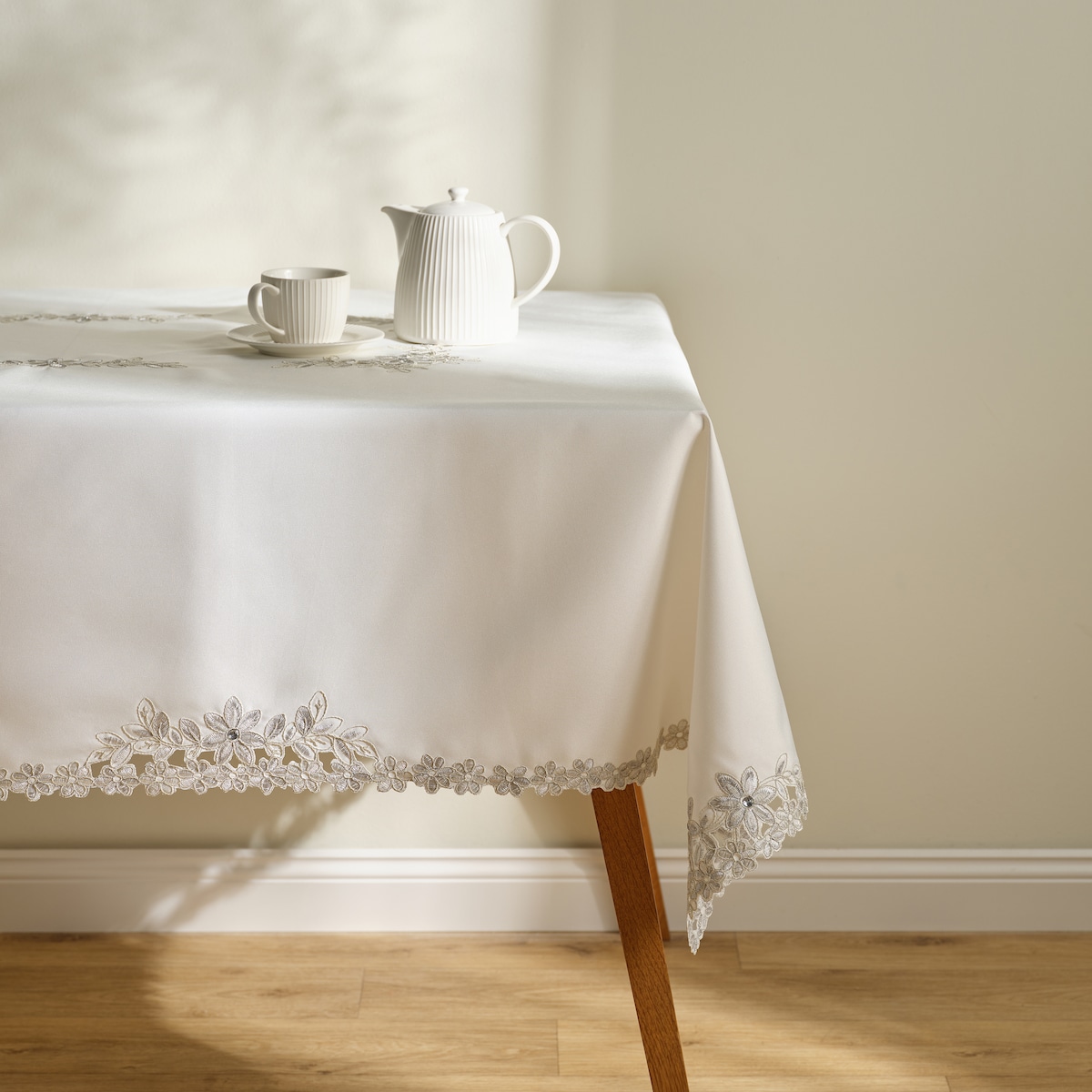 Obrus Adelaida2 150x220 cm z motywem kwiatowym