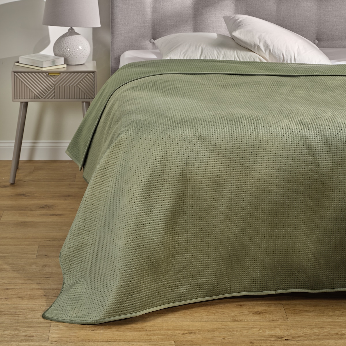 Jednokolorowa narzuta na łóżko z wytłoczonym wzorem Pontoso 200x220 cm