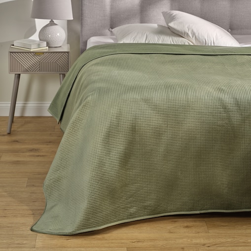 Jednokolorowa narzuta na łóżko z wytłoczonym wzorem Pontoso 200x220 cm