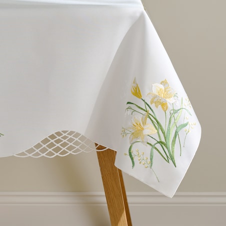 Obrus Haftowany Dafodil 130x174 cm z motywem kwiatowym
