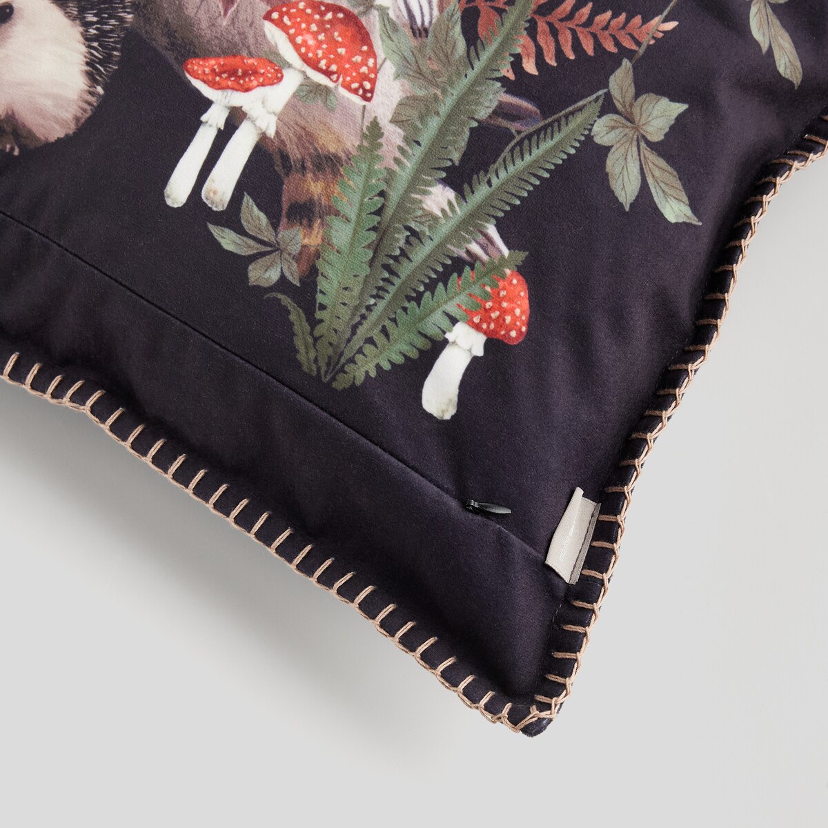 Poszewka Drukowana Wildes hedgehog 45x45 cm z motywem zwierząt leśnych