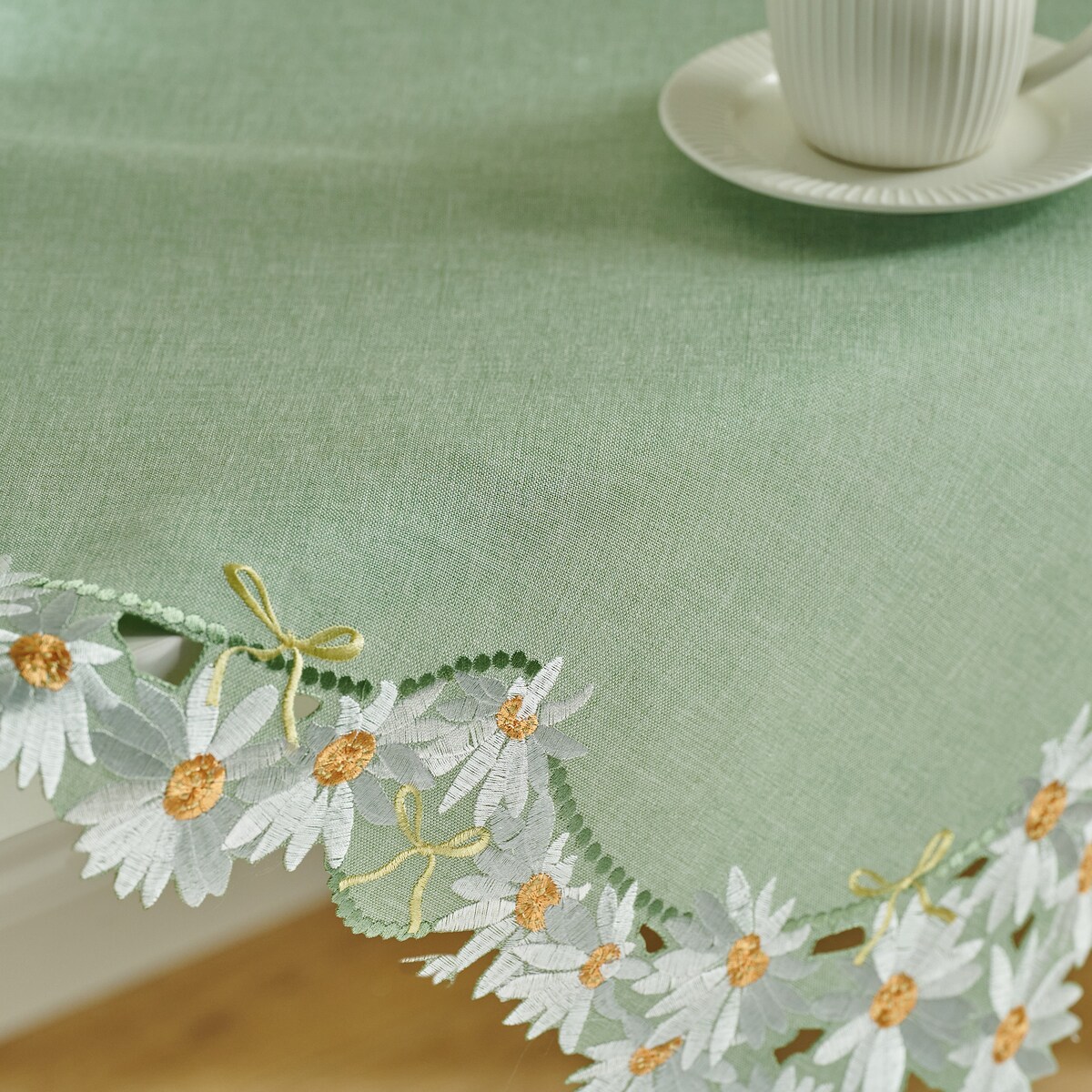 Serweta Haftowana Mintsy 80x80 cm z motywem kwiatowym