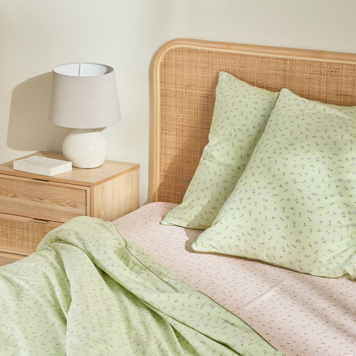 Pościel bawełniana z lamówką Avis 200x220 cm z motywem kwiatowym