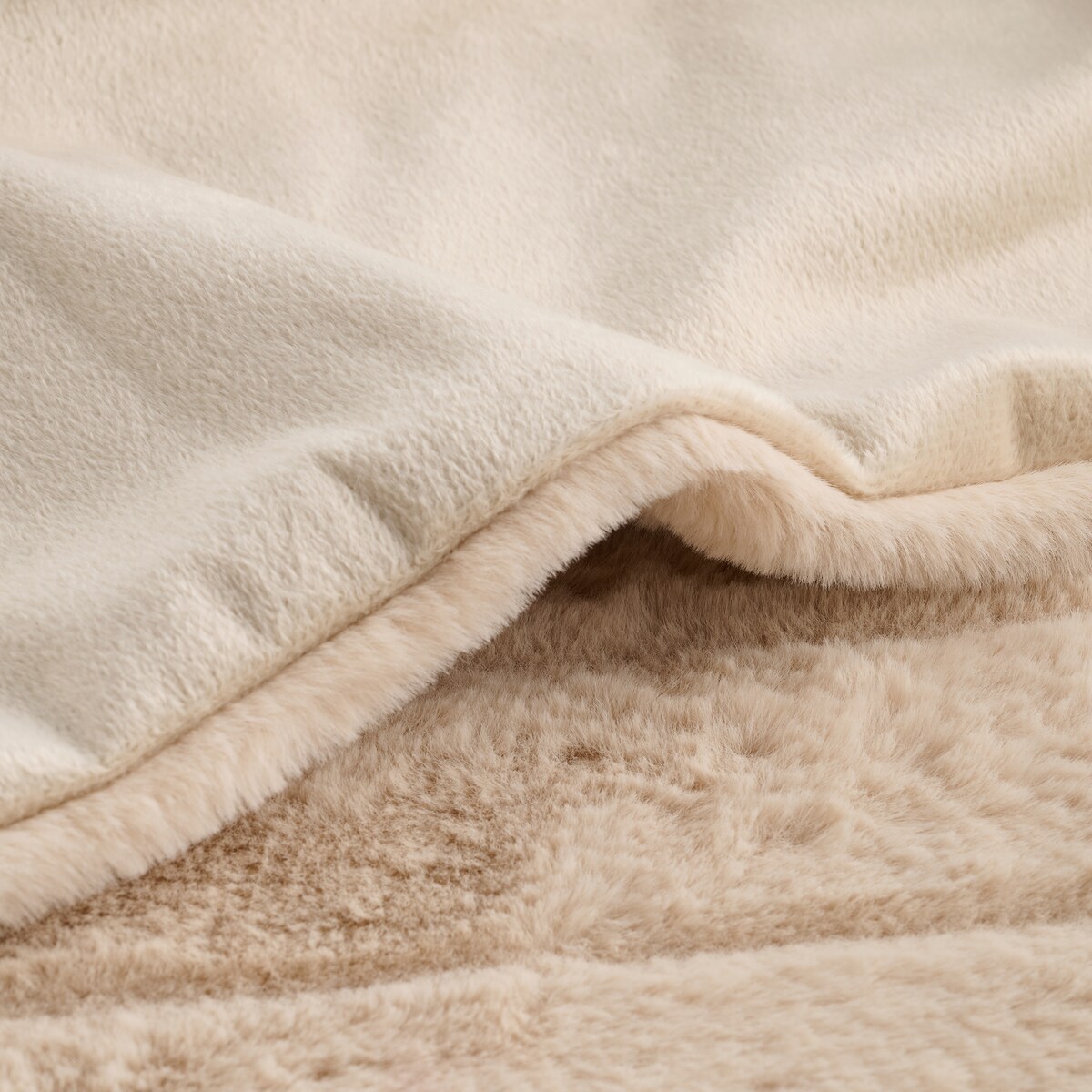 Jednokolorowa futrzana narzuta na łóżko Classolo 180x200 cm