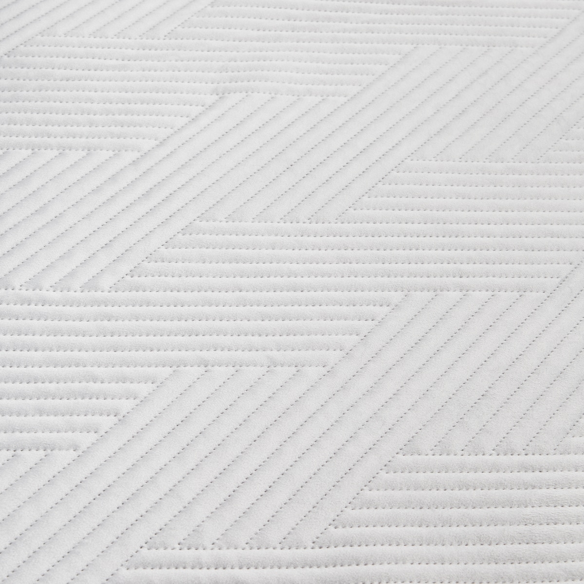 Jednokolorowa narzuta na łóżko z wytłoczonym wzorem Trialett 200x220 cm z wzorem geometrycznym