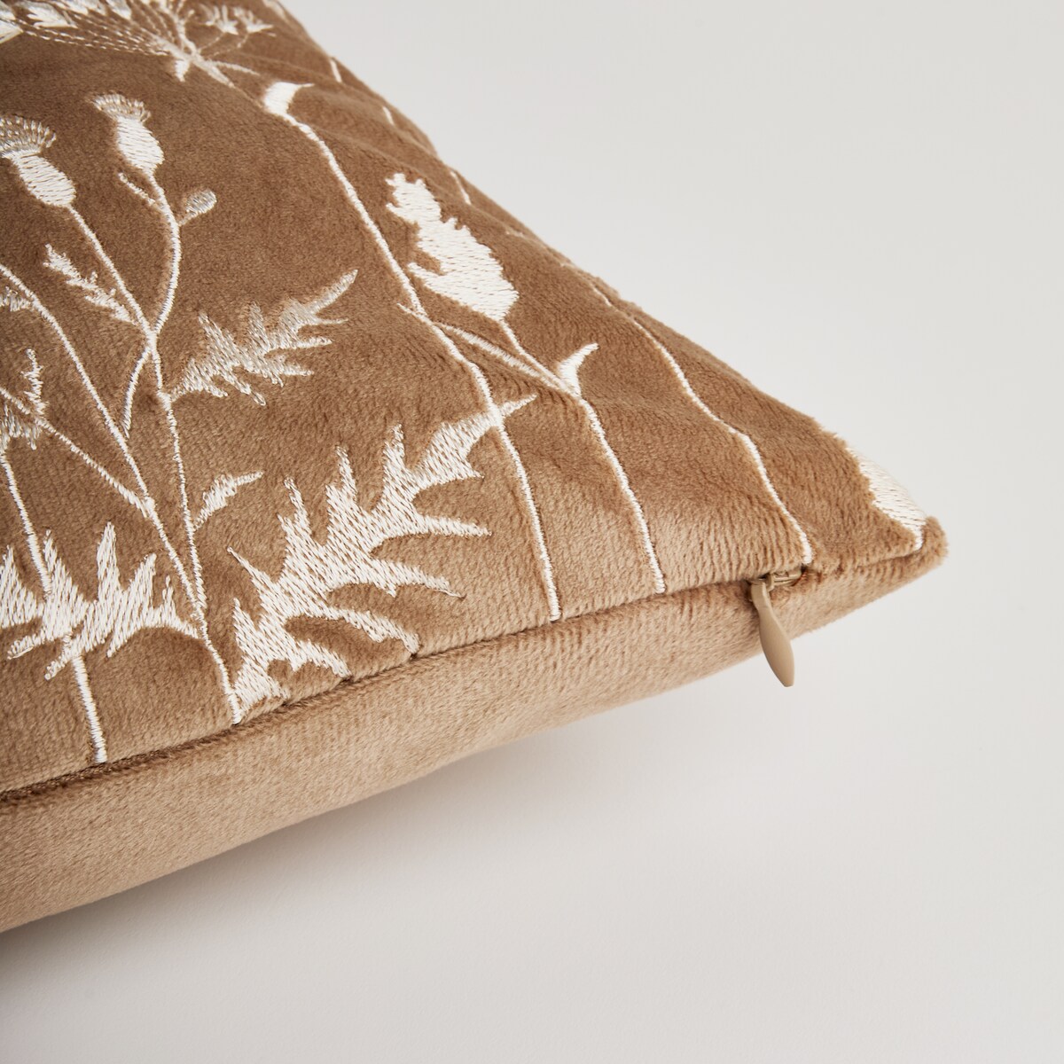 Poszewka Haftowana Lomka 45x45 cm z motywem roślinnym