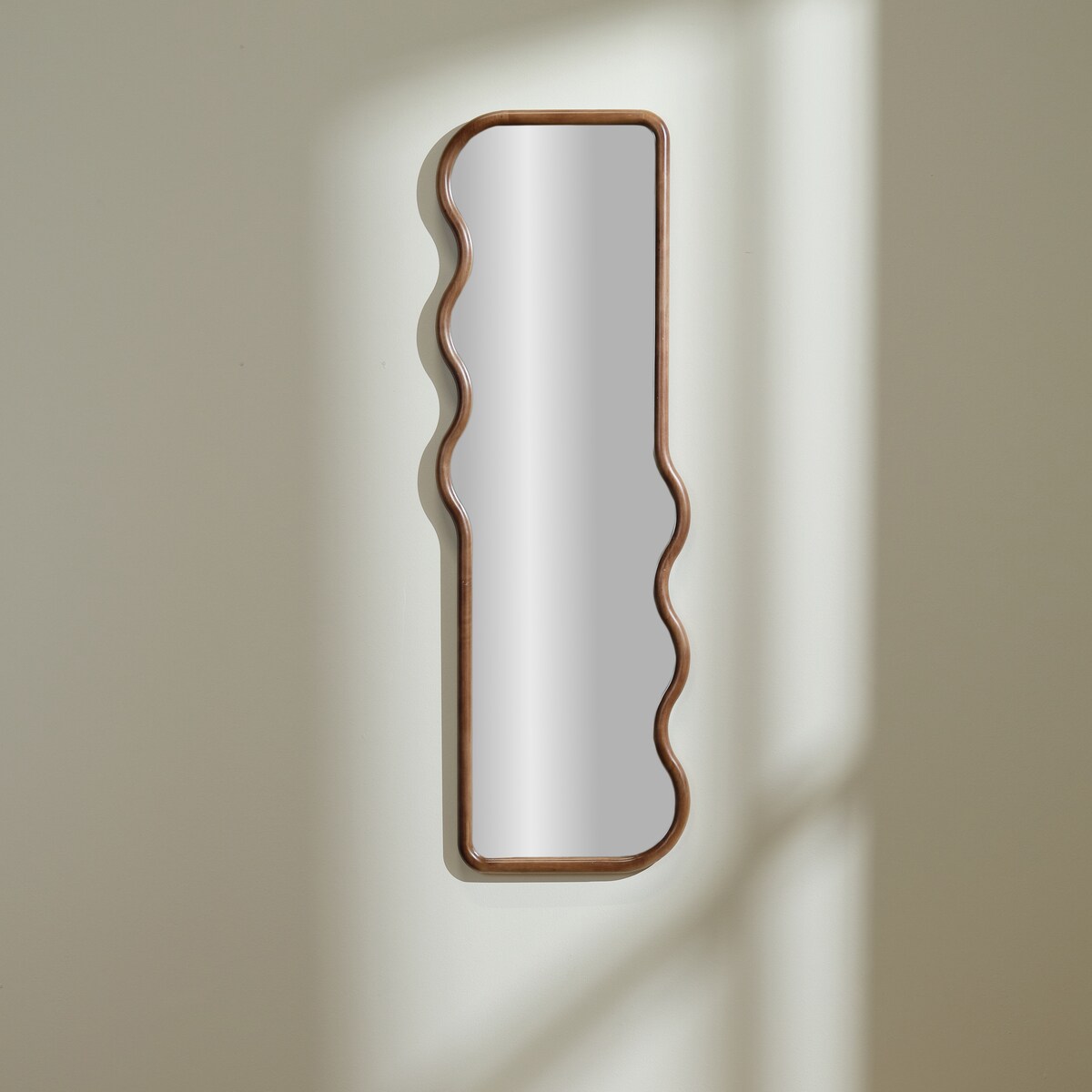 Asymetryczne lustro w drewnianej ramie chera