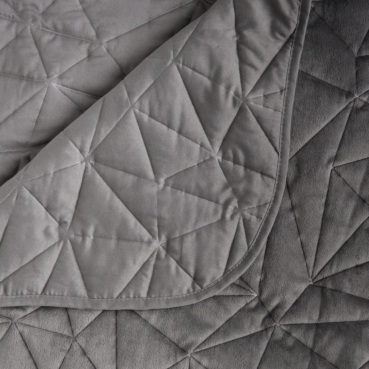 Narzuta Trianga 200x220 cm z motywem geometrycznym