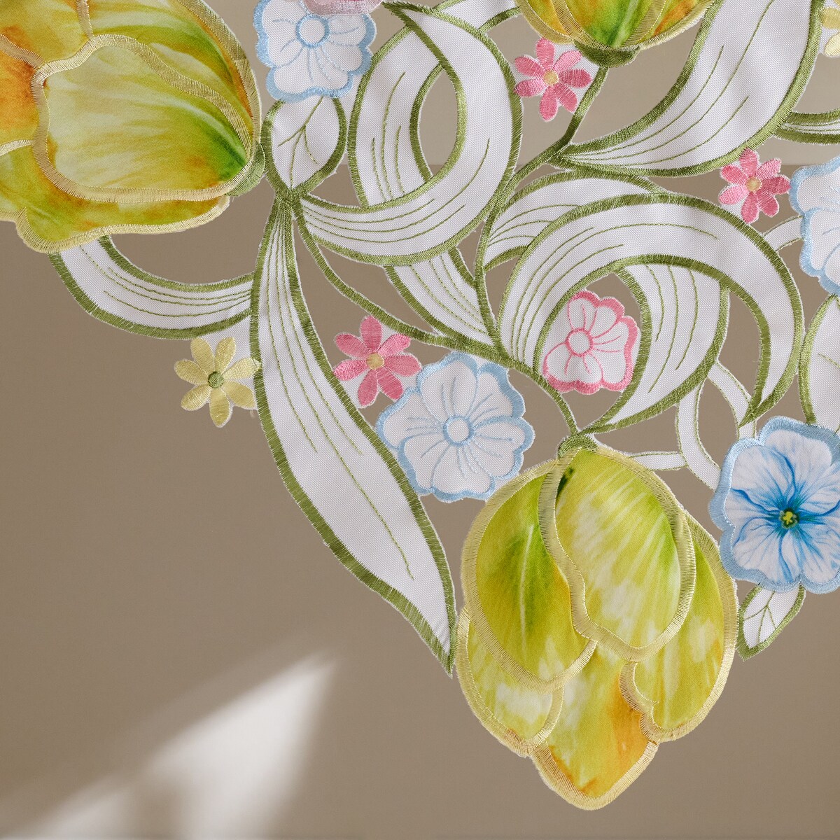 Serweta Haftowana Floresse 80x80 cm z motywem kwiatowym