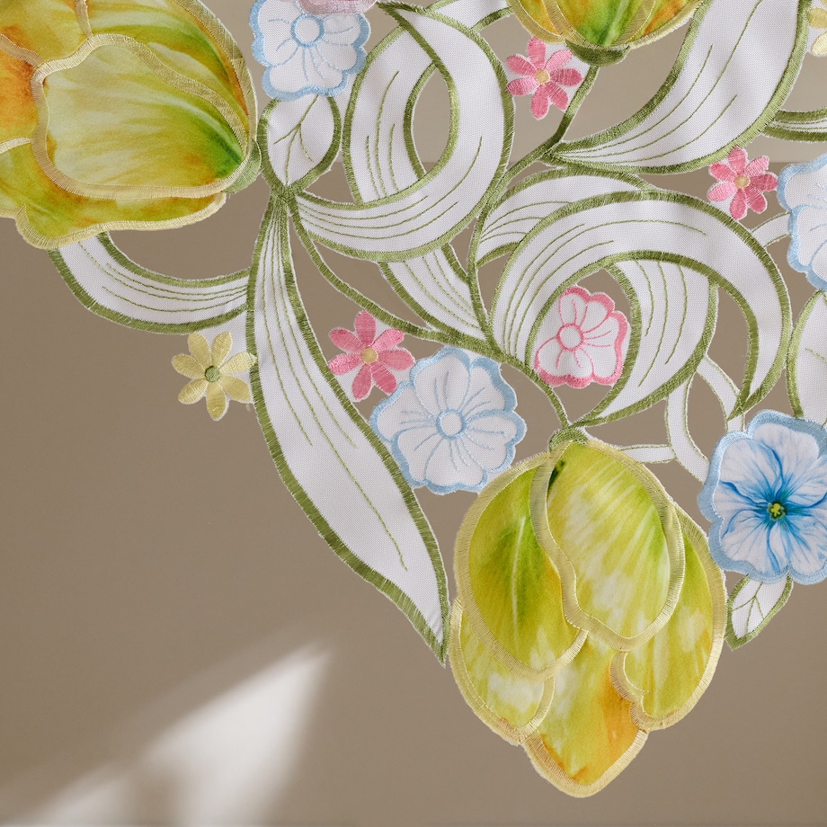 Serweta Haftowana Floresse 80x80 cm z motywem kwiatowym