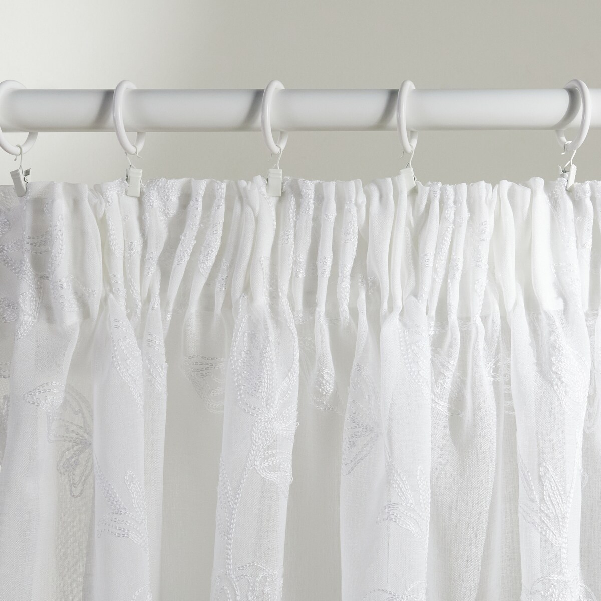 Firana haftowana Edvina 140x250 cm z motywem kwiatowym