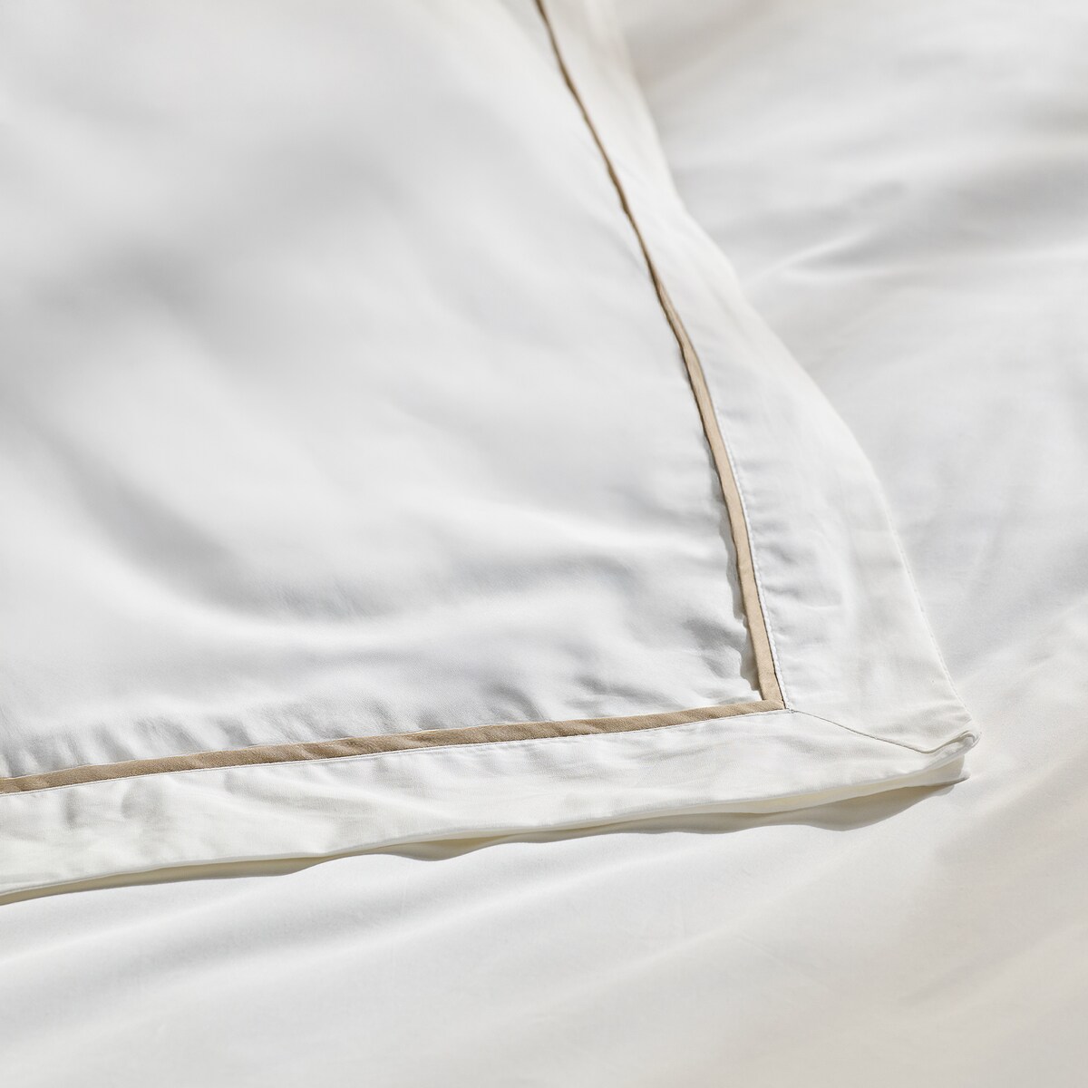 Jednokolorowa pościel z perkalu z lamówką Perlamo 200x200 cm