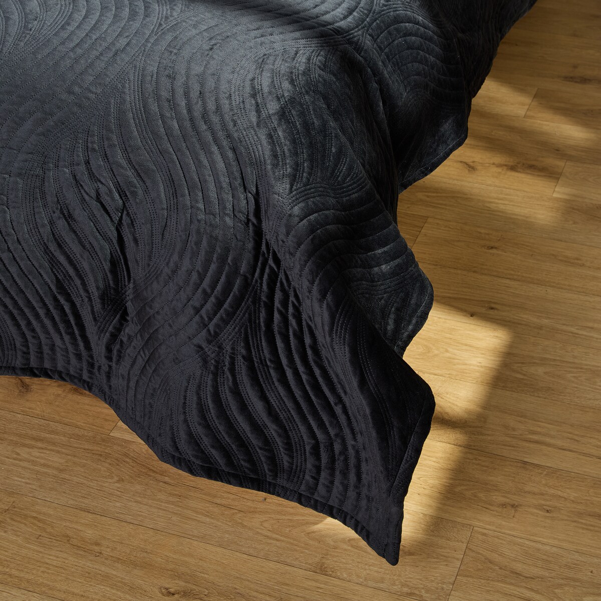 Jednokolorowa narzuta na łóżko z wytłoczonym wzorem Kaylin 200x220 cm