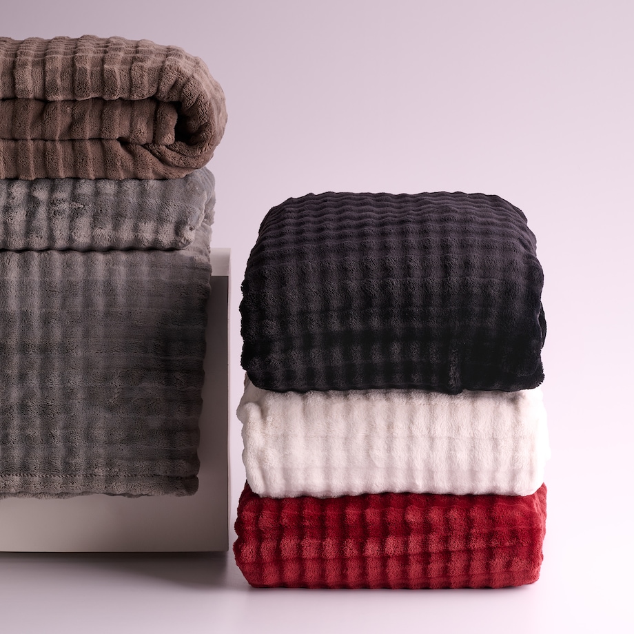 Jednokolorowy koc z wytłoczonym wzorem Operta 150x200 cm