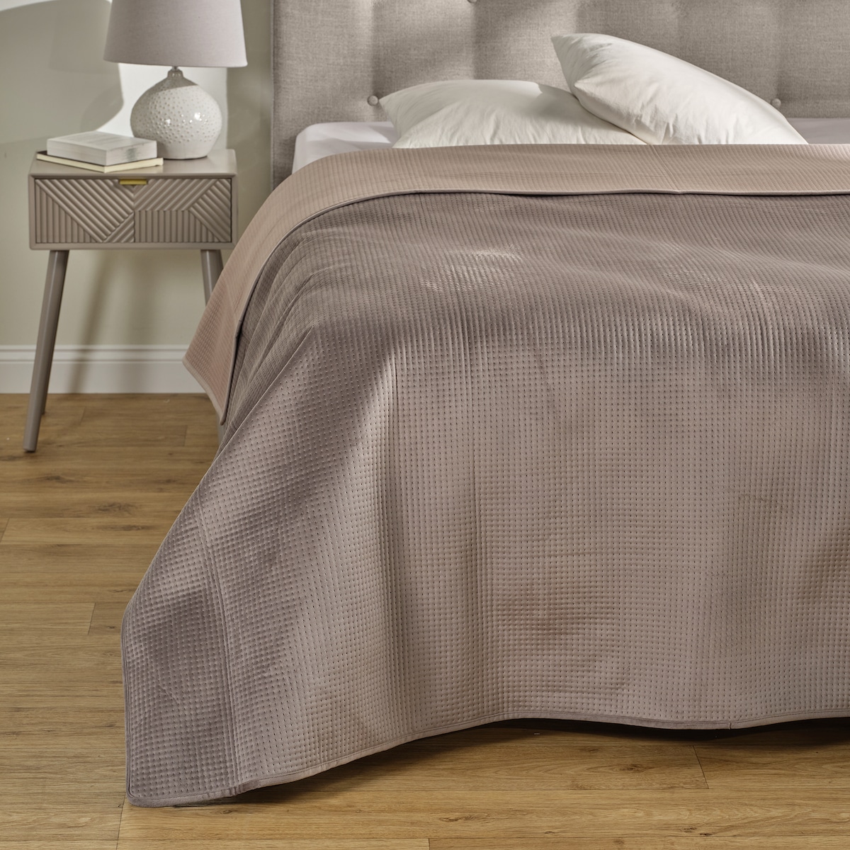 Jednokolorowa narzuta na łóżko z wytłoczonym wzorem Pontoso 200x220 cm