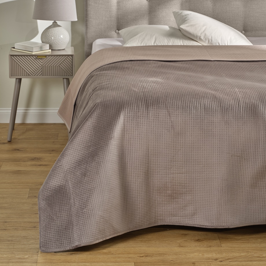 Jednokolorowa narzuta na łóżko z wytłoczonym wzorem Pontoso 200x220 cm