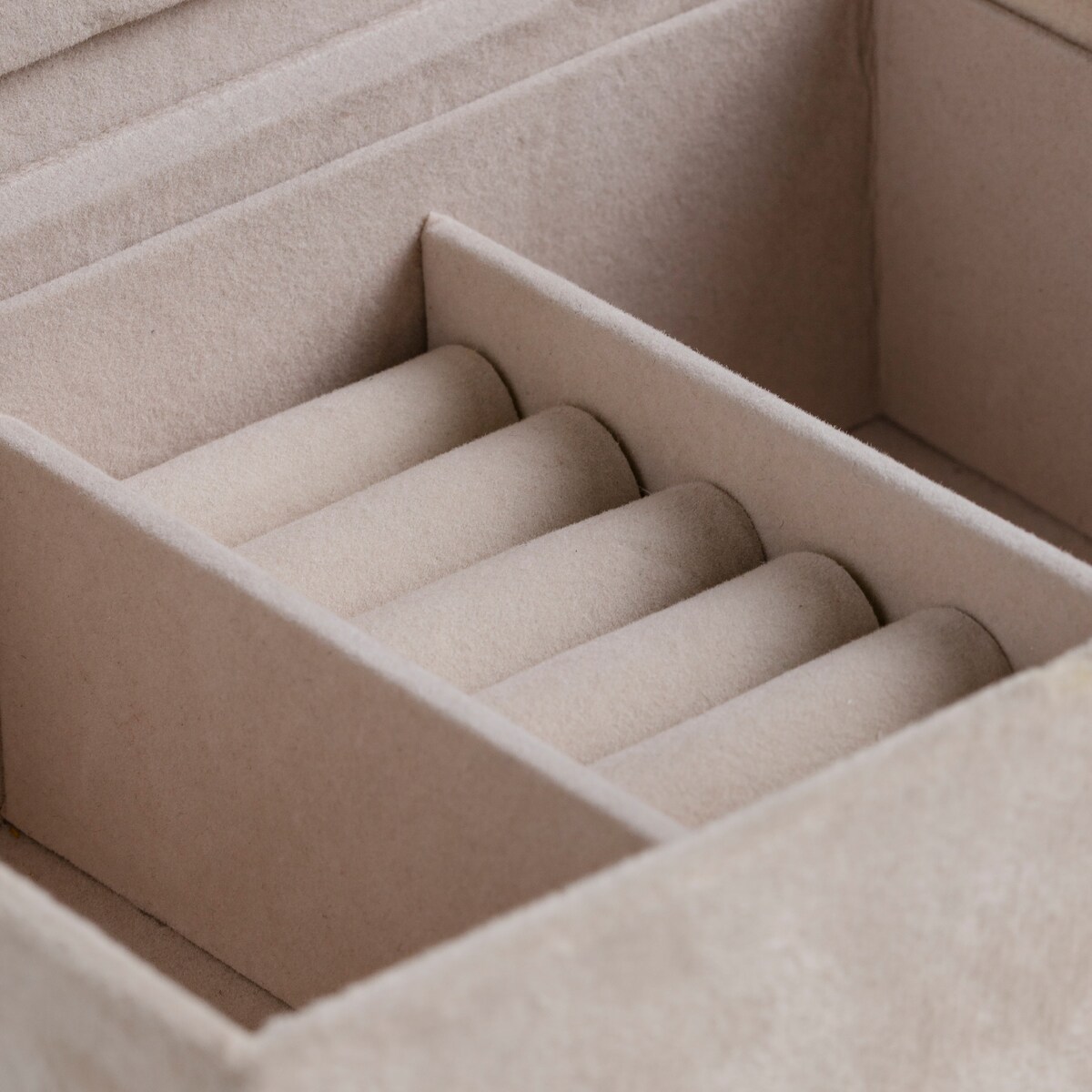 Welurowa szkatułka na biżuterią z ozdobnym zapięciem angeles