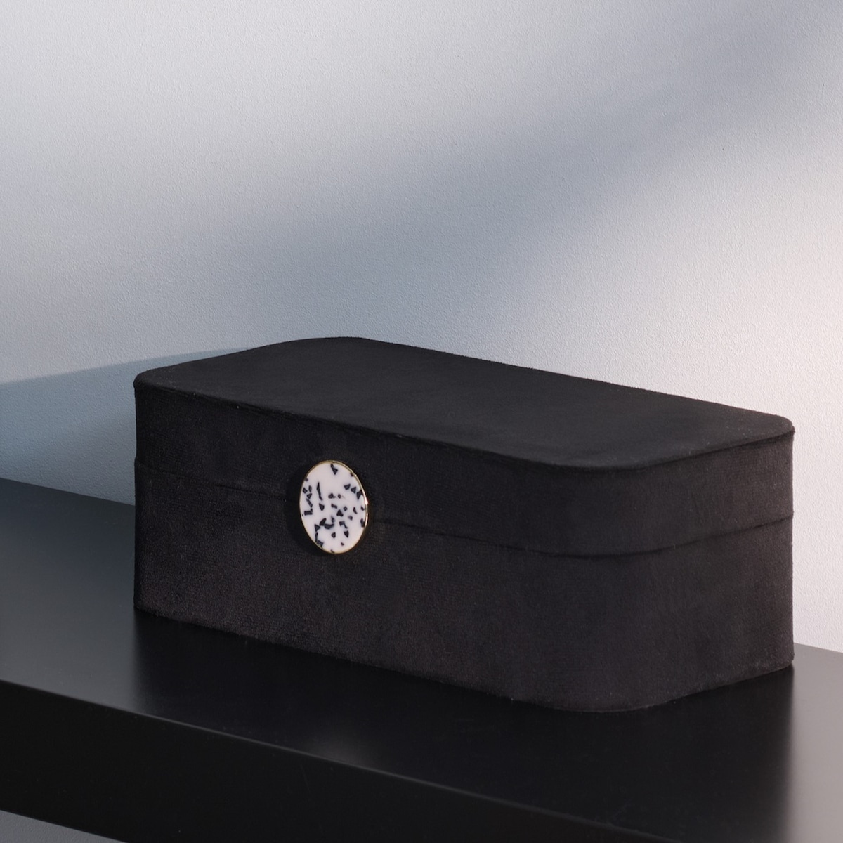 Welurowa szkatułka na biżuterię z ozdobnym zapięciem pokosa