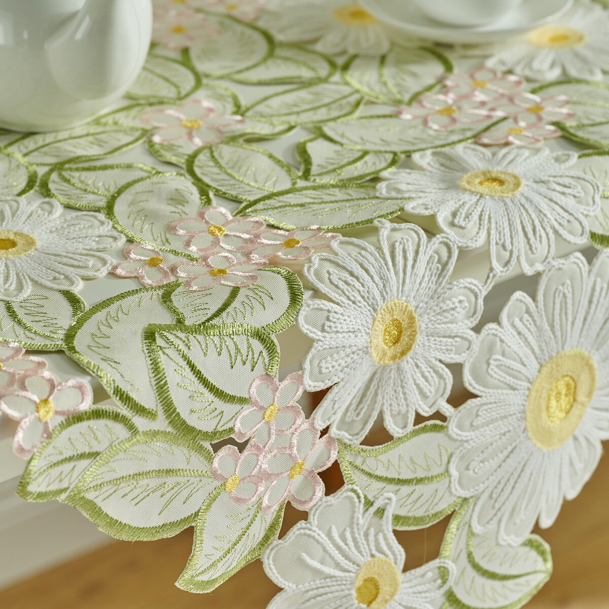 Serweta Haftowana Feris 80x80 cm z motywem kwiatowym