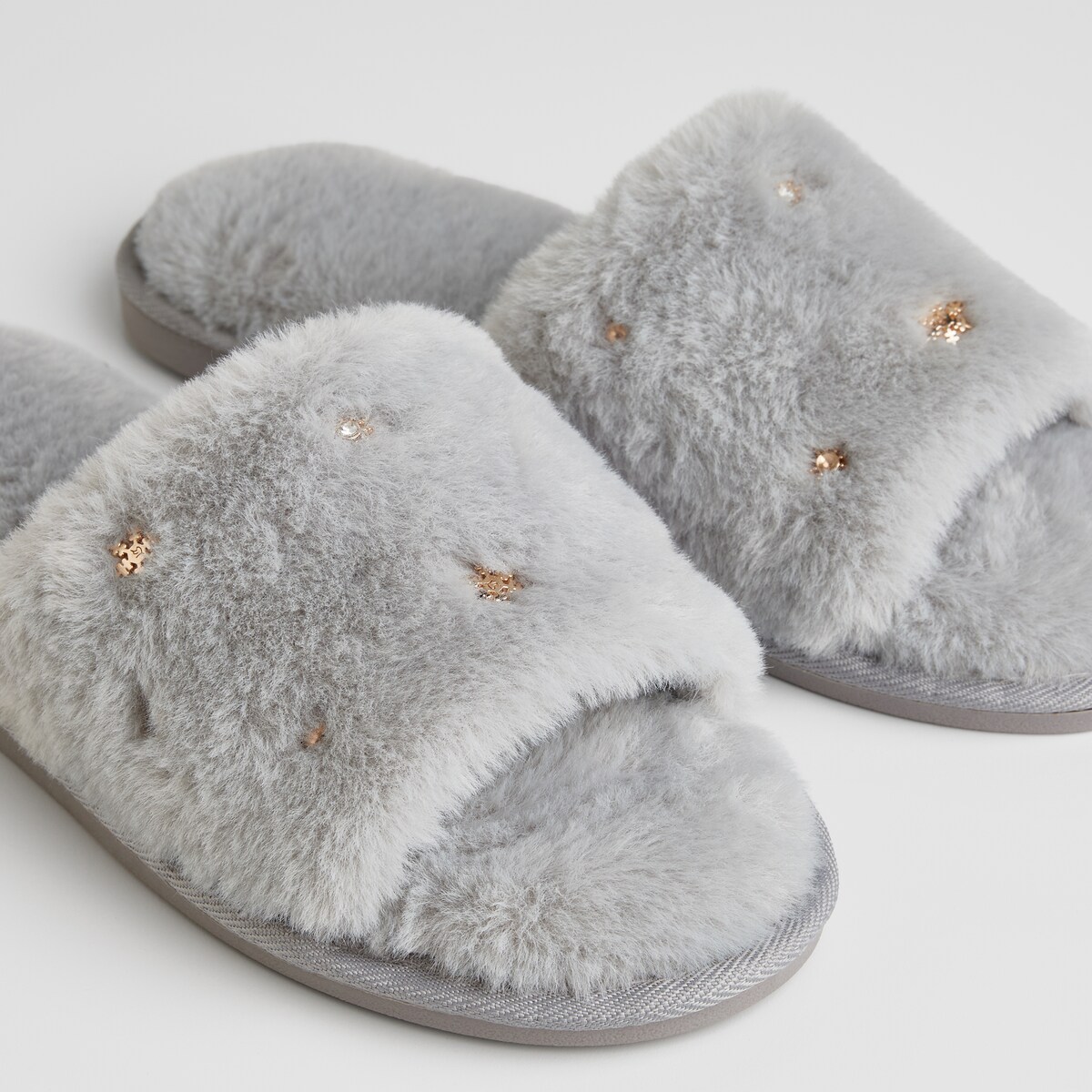 Kapcie Nulino z motywem gwiazdy