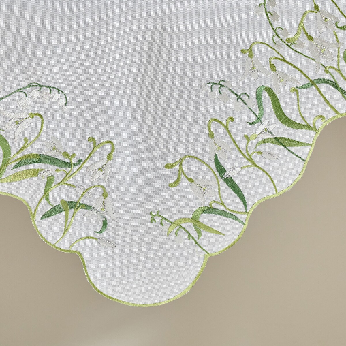 Serweta Haftowana Convelio 80x80 cm z motywem kwiatowym