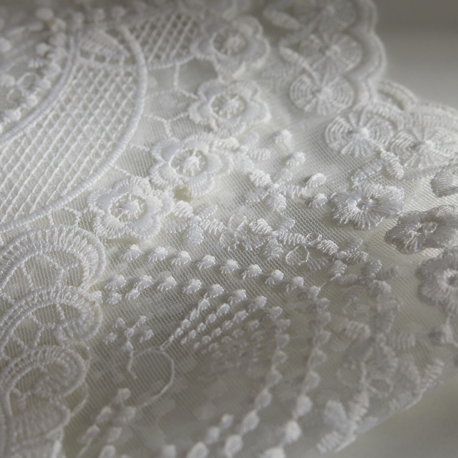 Bieżnik koronkowy Lirio 35x180 cm z motywem kwiatowym