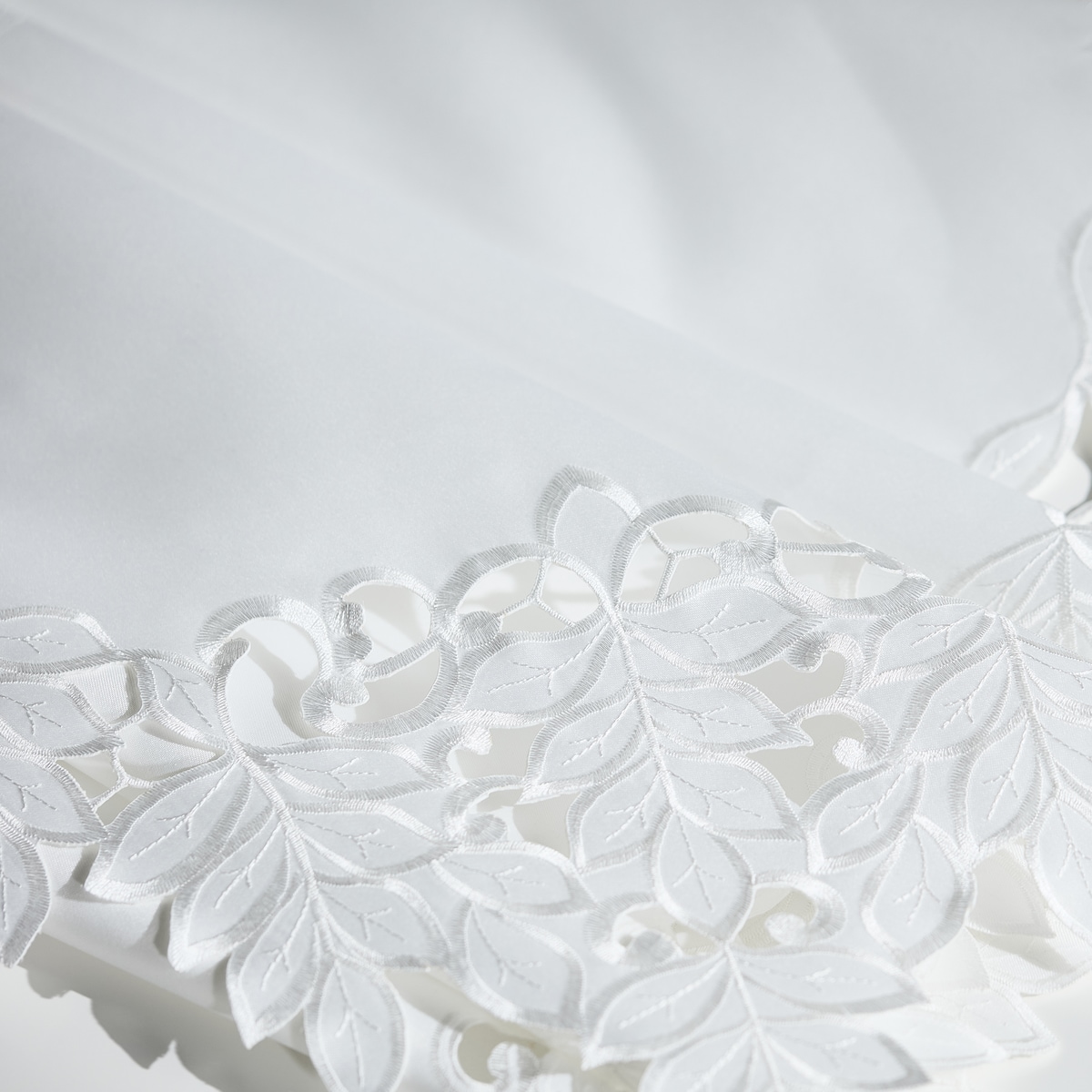 Obrus Haftowany Corila 148x220 cm
