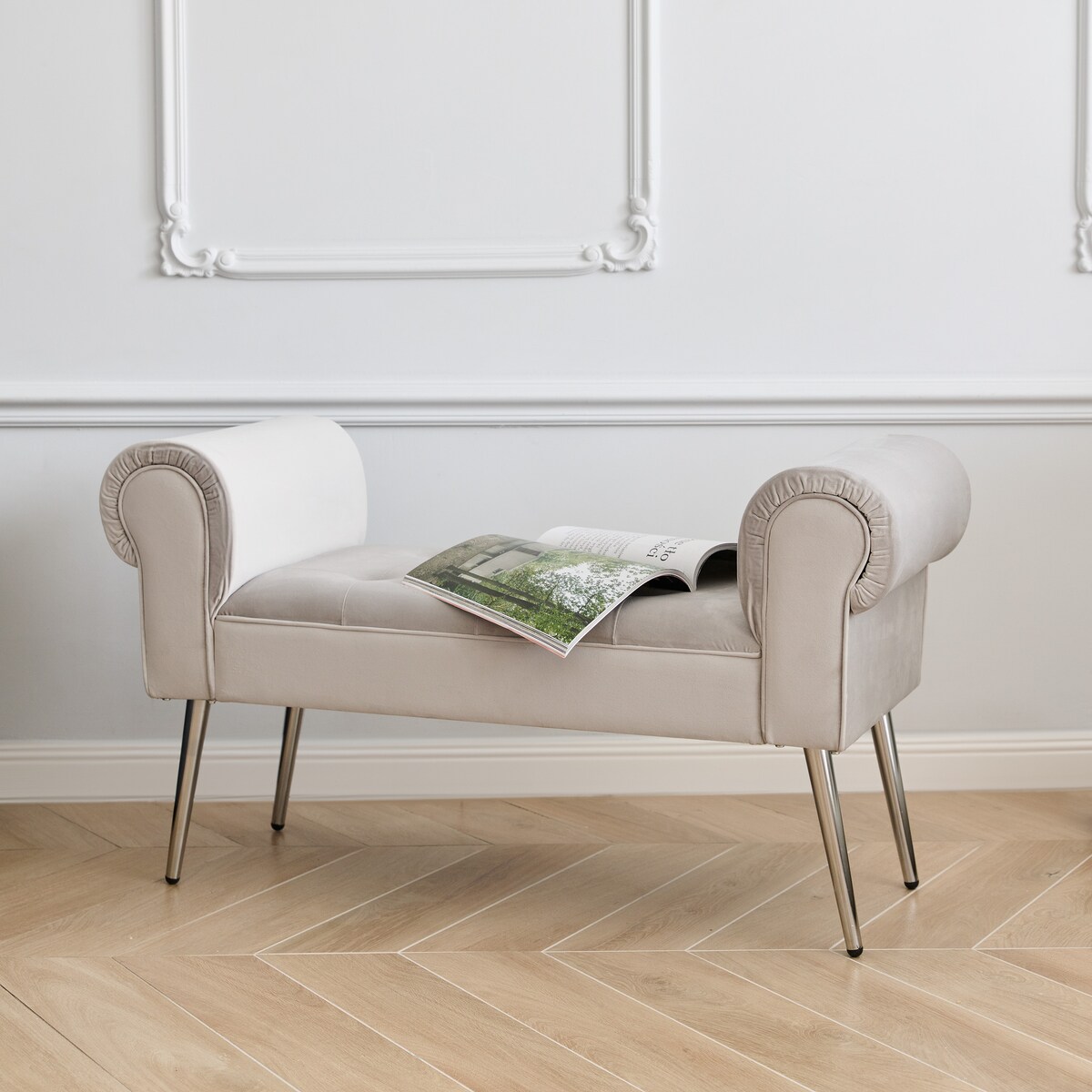 Welurowy szezlong w stylu glamour wykończony cyrkoniami atlin