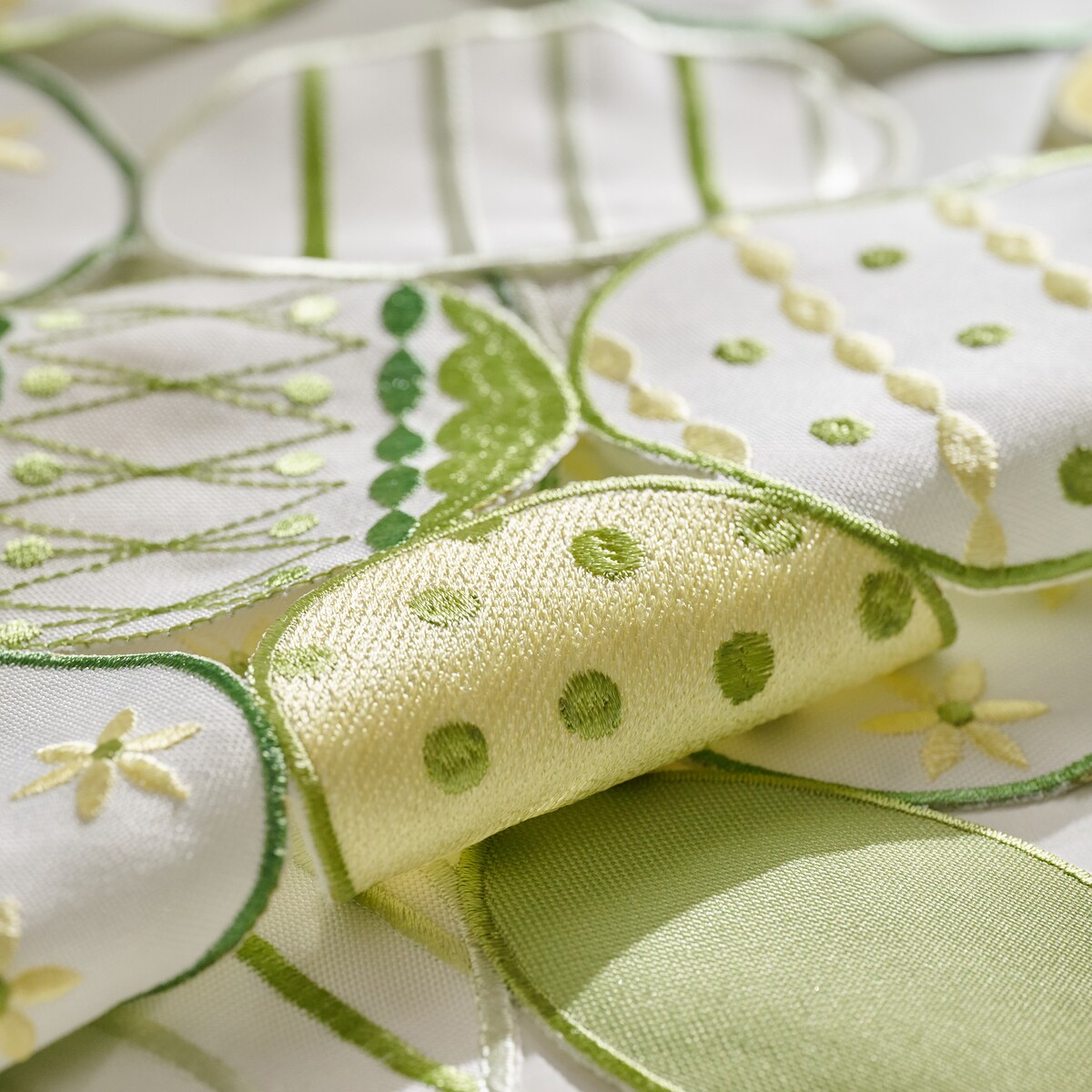 Serweta Haftowana Egios 80x80 cm z motywem jajka