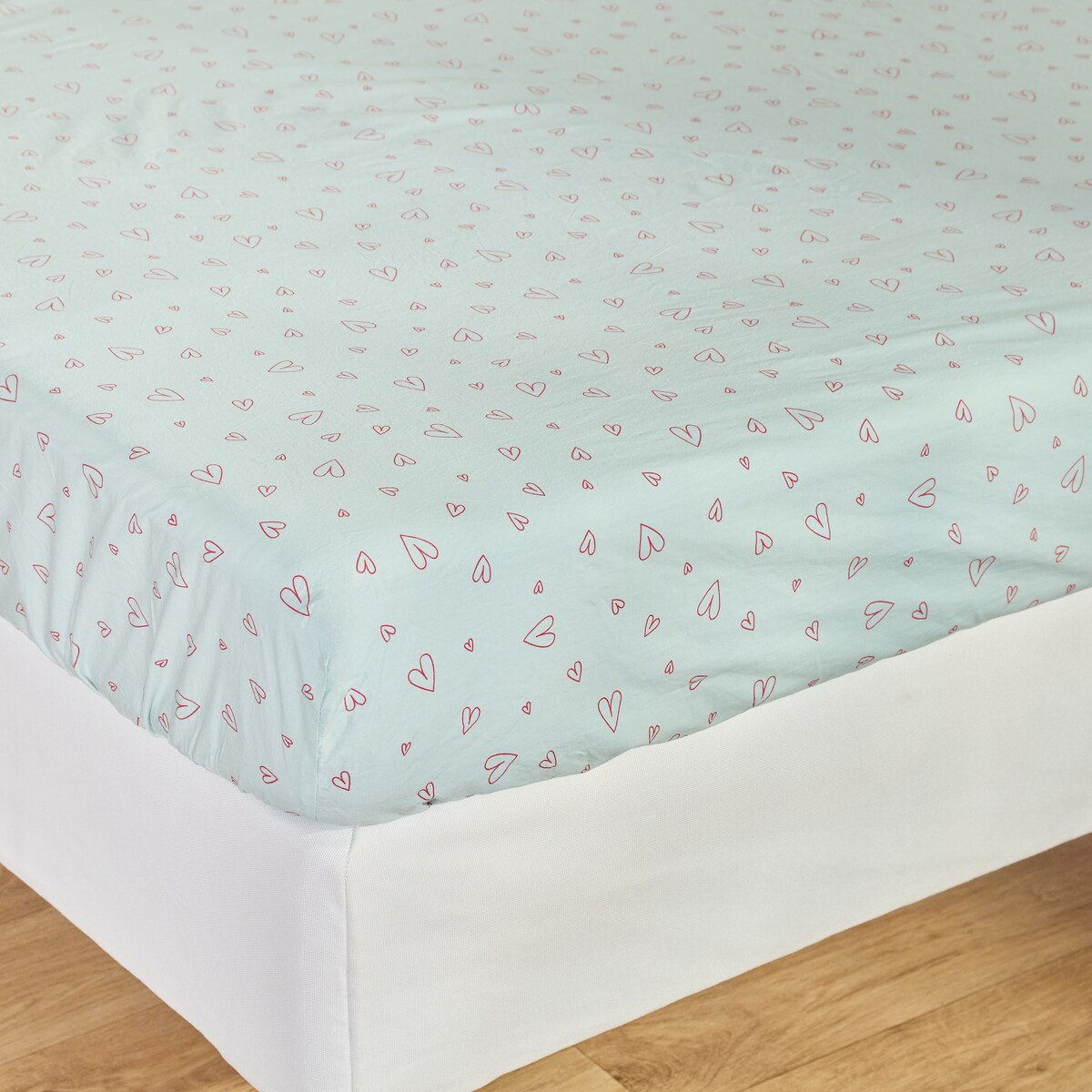 Prześcieradło z bawełny satynowej z gumką Malorinka 140x200x25 cm z motywem serc